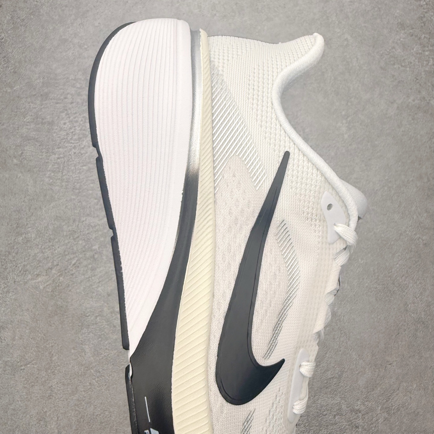 图片[6]-NK Zoom Pegasus 飞马42代马拉松系列网面透气缓震疾速跑鞋 拥有 Zoom Air 一如既往的稳定感和流畅感 鞋面采用工程网眼设计 为特定高热区域营造出色透气性 进一步增加鞋面的穿孔数量 让足部能够快速散热 中足搭配 Flywire 飞线 在高速运动时营造舒适稳定的贴合感 内置Zoon气垫加持 动力十足 尺码：36 36.5 37.5 38 38.5 39 40 40.5 41 42 42.5 43 44 44.5 45-选品中心