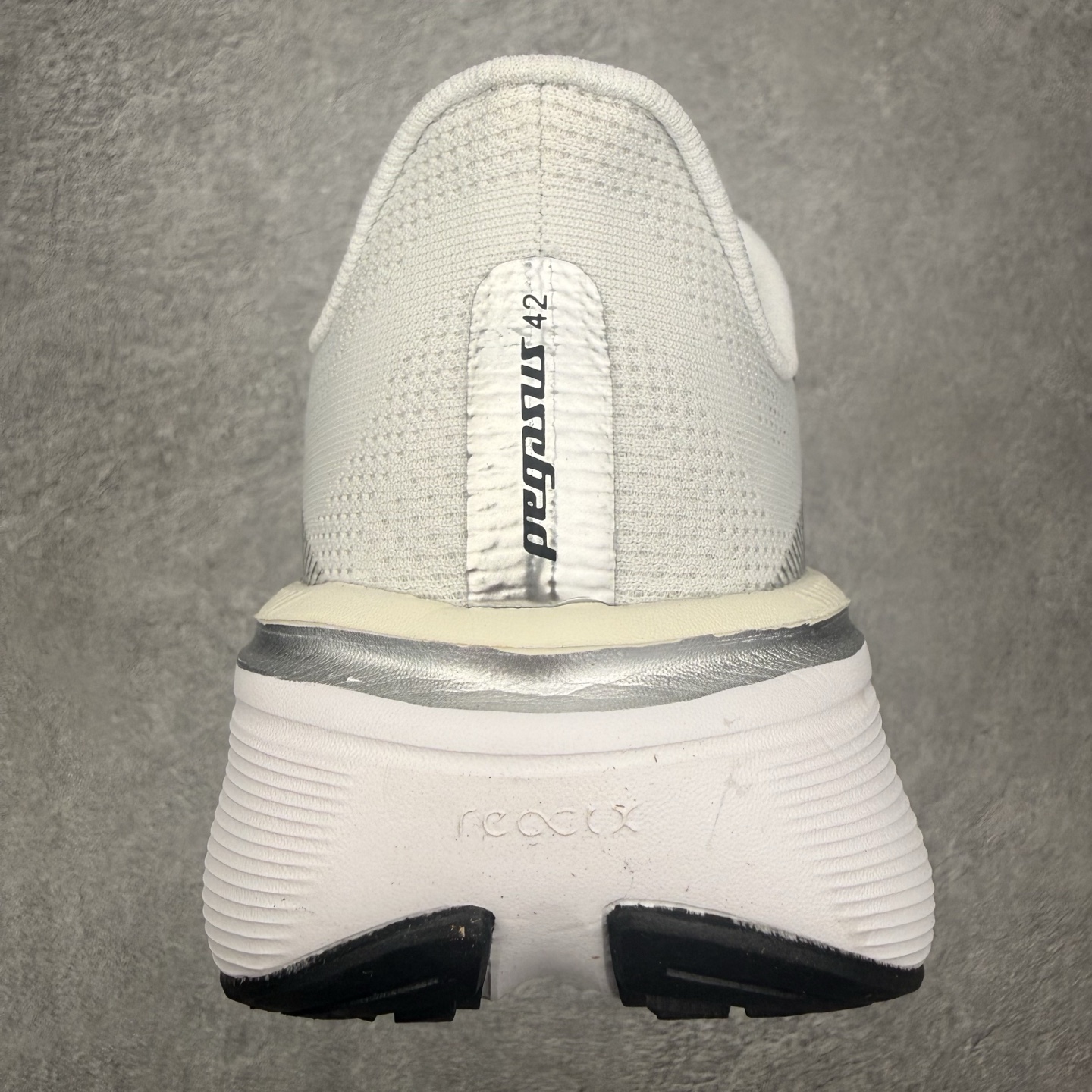 图片[8]-NK Zoom Pegasus 飞马42代马拉松系列网面透气缓震疾速跑鞋 拥有 Zoom Air 一如既往的稳定感和流畅感 鞋面采用工程网眼设计 为特定高热区域营造出色透气性 进一步增加鞋面的穿孔数量 让足部能够快速散热 中足搭配 Flywire 飞线 在高速运动时营造舒适稳定的贴合感 内置Zoon气垫加持 动力十足 尺码：36 36.5 37.5 38 38.5 39 40 40.5 41 42 42.5 43 44 44.5 45-选品中心