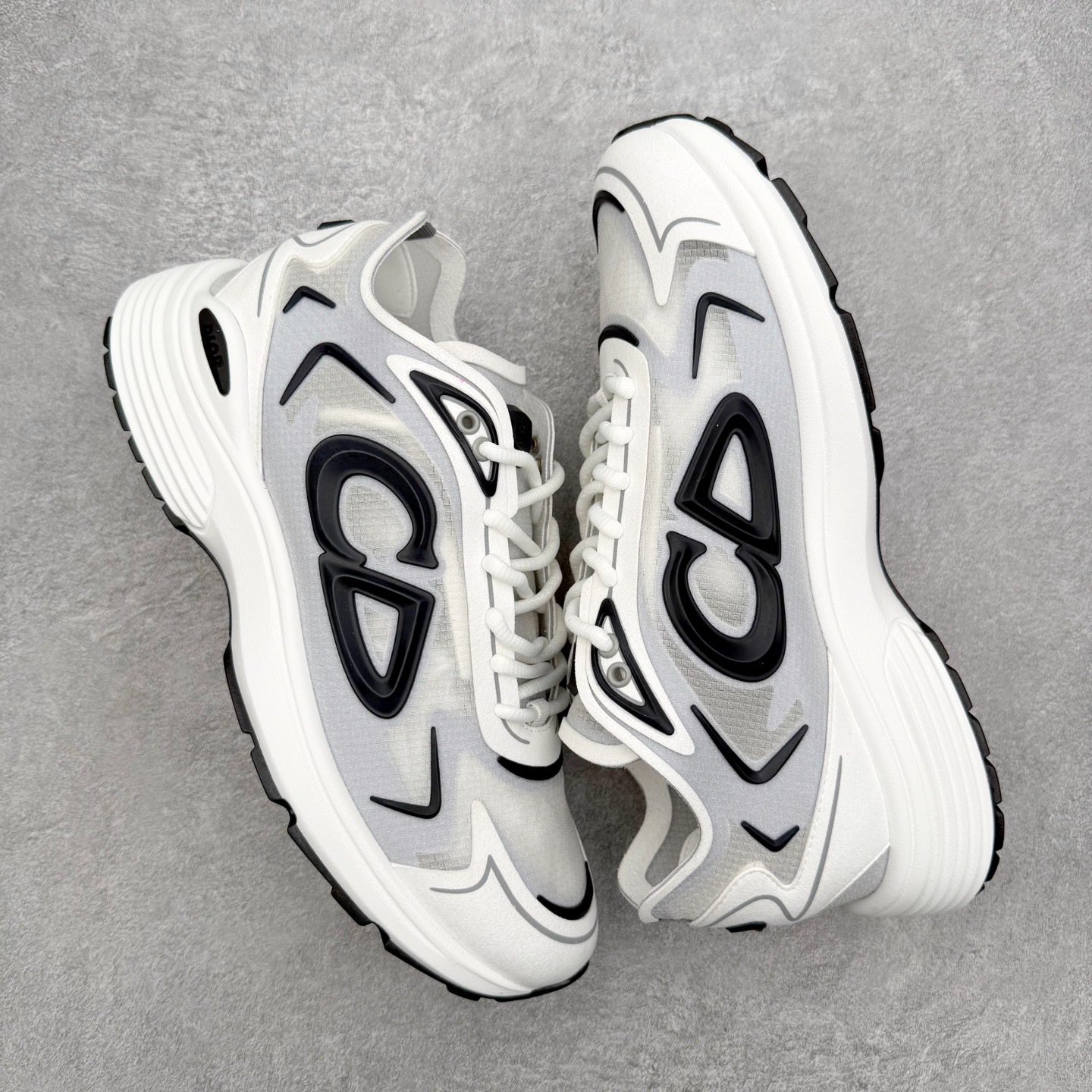 图片[3]-纯原 Dior x Stone Island 迪奥石头岛联名款B30系列休闲运动鞋老爹鞋 原版购入开发 做货 这次精彩的合作堪称一场别开生面的对话，展现了非凡的创意。金•琼斯 （KIM JONES）倾情呈献 DIOR AND STONEISLAND 限定系列，经典罗盘玫瑰与 DIOR 徽标相互融合外贸热销款 原版开模 海淘专供品质同渠道货源 该款系列采用黑网色眼织物白和色科技料面精心制作，作饰以反光“CD30”图形标志，外格轻盈的刻雕效果橡胶鞋搭底配标志性点的缀提升格调，内弹部力细节塑造想理的舒适穿着体验可与各休式闲造型配搭，彰显尚时现代的运风动范 尺码：35 36 37 38 39 40 41 42 43 44 45 46-选品中心
