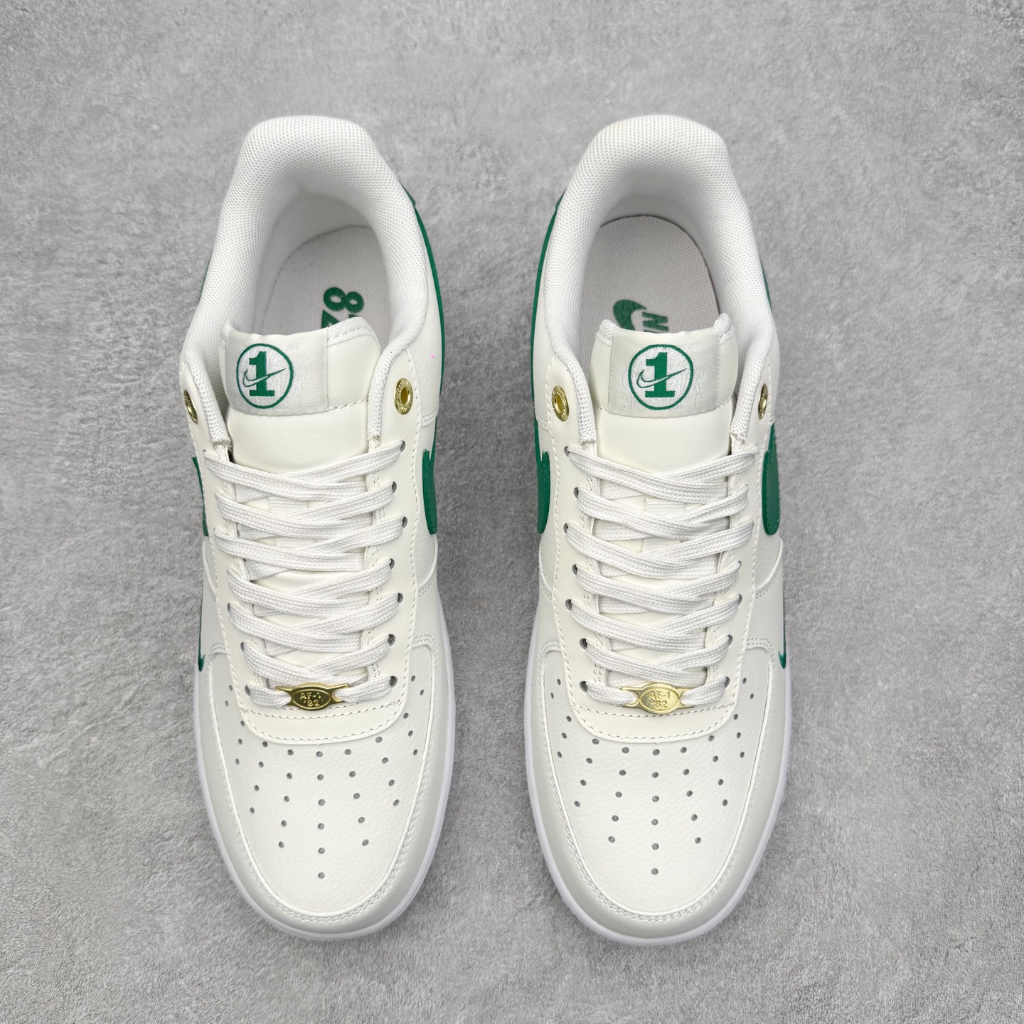 图片[2]-＃特价福利 NK Air Force 1´07 Low 空军一号低帮百搭休闲运动板鞋 2022全新楦头鞋型 鱼鳞大底 历时开发三个月 清洁度完美 二维码鞋标 内置芯片及solo气垫 大底高度及其弧度依照正品 钢印 logo刺绣 鞋口弧度 鞋头长度 鞋面冲孔 鞋垫背胶及钢印 完美鞋型对比正品 每一处都是细节满满 尺码：35.5 36 36.5 37.5 38 38.5 39 40 40.5 41 42 42.5 43 44 44.5 45-选品中心