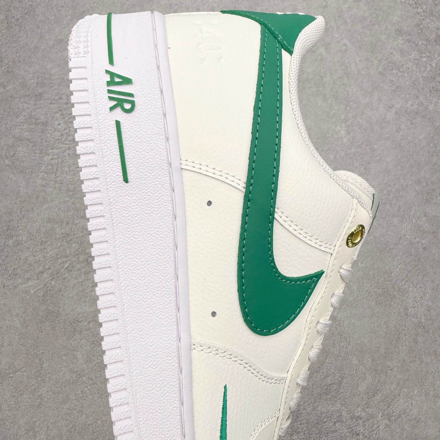 图片[6]-＃特价福利 NK Air Force 1´07 Low 空军一号低帮百搭休闲运动板鞋 2022全新楦头鞋型 鱼鳞大底 历时开发三个月 清洁度完美 二维码鞋标 内置芯片及solo气垫 大底高度及其弧度依照正品 钢印 logo刺绣 鞋口弧度 鞋头长度 鞋面冲孔 鞋垫背胶及钢印 完美鞋型对比正品 每一处都是细节满满 尺码：35.5 36 36.5 37.5 38 38.5 39 40 40.5 41 42 42.5 43 44 44.5 45-选品中心