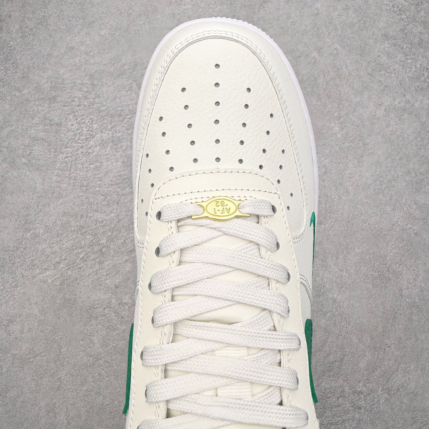 图片[4]-＃特价福利 NK Air Force 1´07 Low 空军一号低帮百搭休闲运动板鞋 2022全新楦头鞋型 鱼鳞大底 历时开发三个月 清洁度完美 二维码鞋标 内置芯片及solo气垫 大底高度及其弧度依照正品 钢印 logo刺绣 鞋口弧度 鞋头长度 鞋面冲孔 鞋垫背胶及钢印 完美鞋型对比正品 每一处都是细节满满 尺码：35.5 36 36.5 37.5 38 38.5 39 40 40.5 41 42 42.5 43 44 44.5 45-选品中心