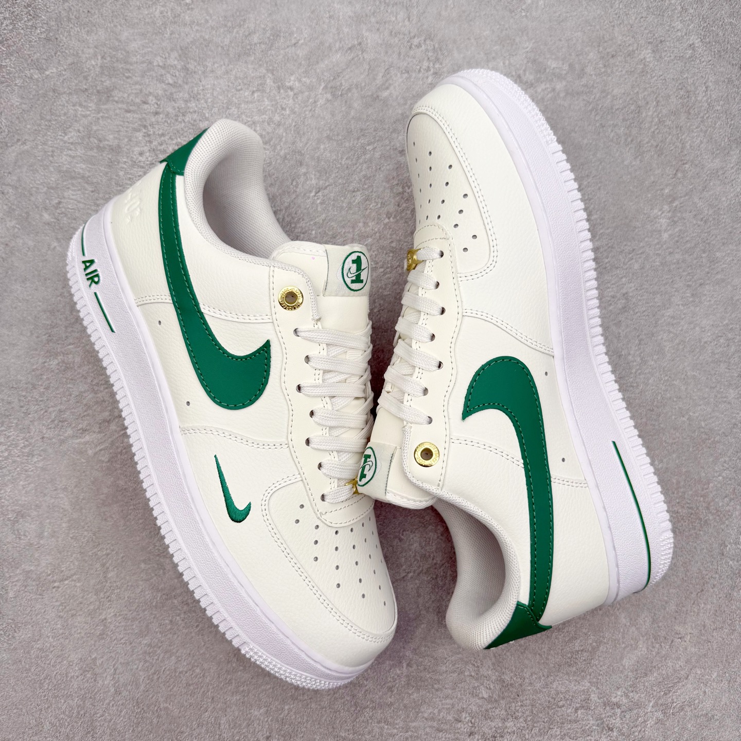 图片[3]-＃特价福利 NK Air Force 1´07 Low 空军一号低帮百搭休闲运动板鞋 2022全新楦头鞋型 鱼鳞大底 历时开发三个月 清洁度完美 二维码鞋标 内置芯片及solo气垫 大底高度及其弧度依照正品 钢印 logo刺绣 鞋口弧度 鞋头长度 鞋面冲孔 鞋垫背胶及钢印 完美鞋型对比正品 每一处都是细节满满 尺码：35.5 36 36.5 37.5 38 38.5 39 40 40.5 41 42 42.5 43 44 44.5 45-选品中心