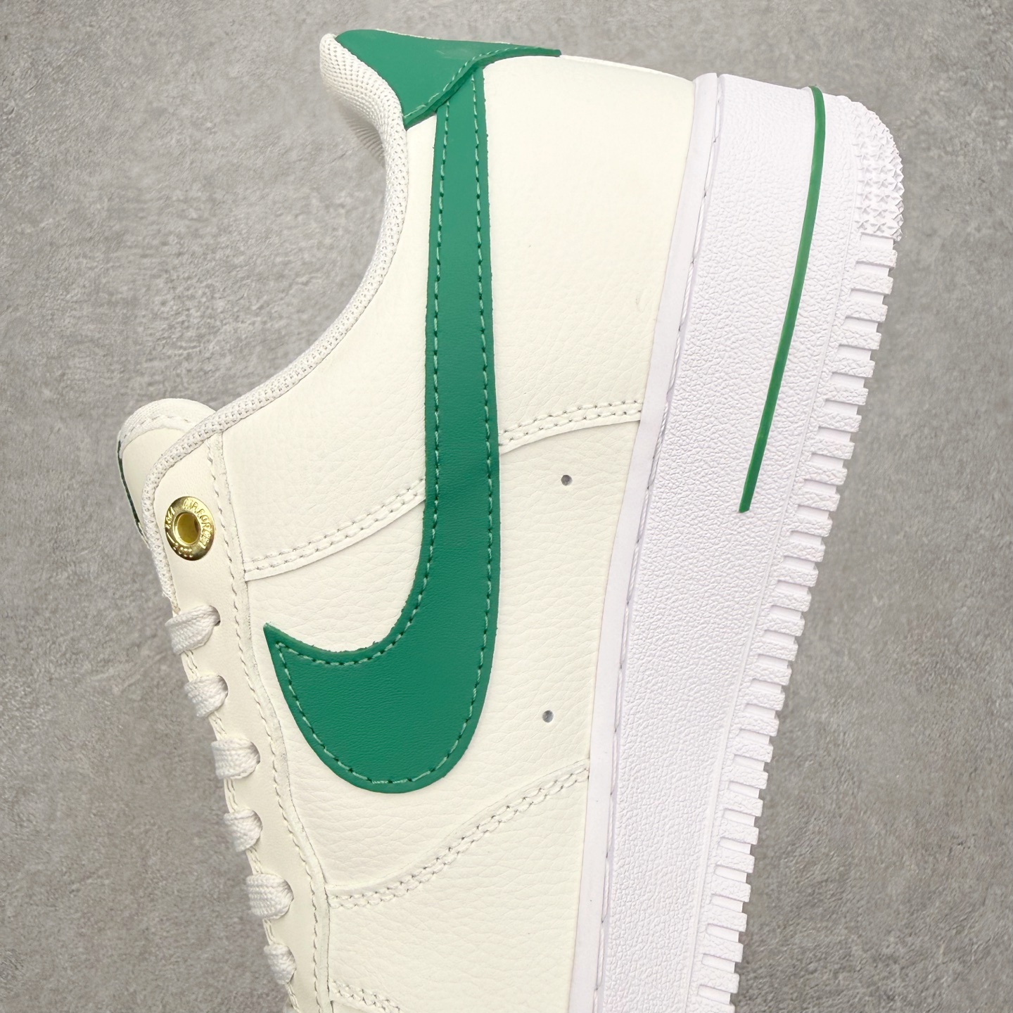 图片[7]-＃特价福利 NK Air Force 1´07 Low 空军一号低帮百搭休闲运动板鞋 2022全新楦头鞋型 鱼鳞大底 历时开发三个月 清洁度完美 二维码鞋标 内置芯片及solo气垫 大底高度及其弧度依照正品 钢印 logo刺绣 鞋口弧度 鞋头长度 鞋面冲孔 鞋垫背胶及钢印 完美鞋型对比正品 每一处都是细节满满 尺码：35.5 36 36.5 37.5 38 38.5 39 40 40.5 41 42 42.5 43 44 44.5 45-选品中心