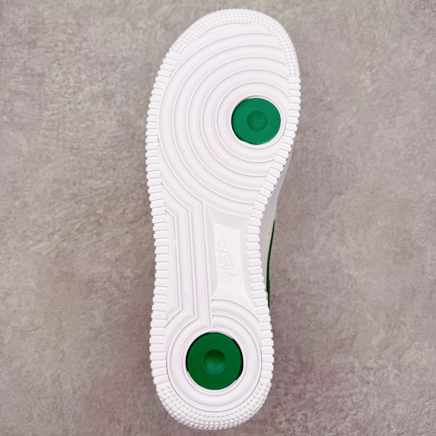 图片[9]-＃特价福利 NK Air Force 1´07 Low 空军一号低帮百搭休闲运动板鞋 2022全新楦头鞋型 鱼鳞大底 历时开发三个月 清洁度完美 二维码鞋标 内置芯片及solo气垫 大底高度及其弧度依照正品 钢印 logo刺绣 鞋口弧度 鞋头长度 鞋面冲孔 鞋垫背胶及钢印 完美鞋型对比正品 每一处都是细节满满 尺码：35.5 36 36.5 37.5 38 38.5 39 40 40.5 41 42 42.5 43 44 44.5 45-选品中心