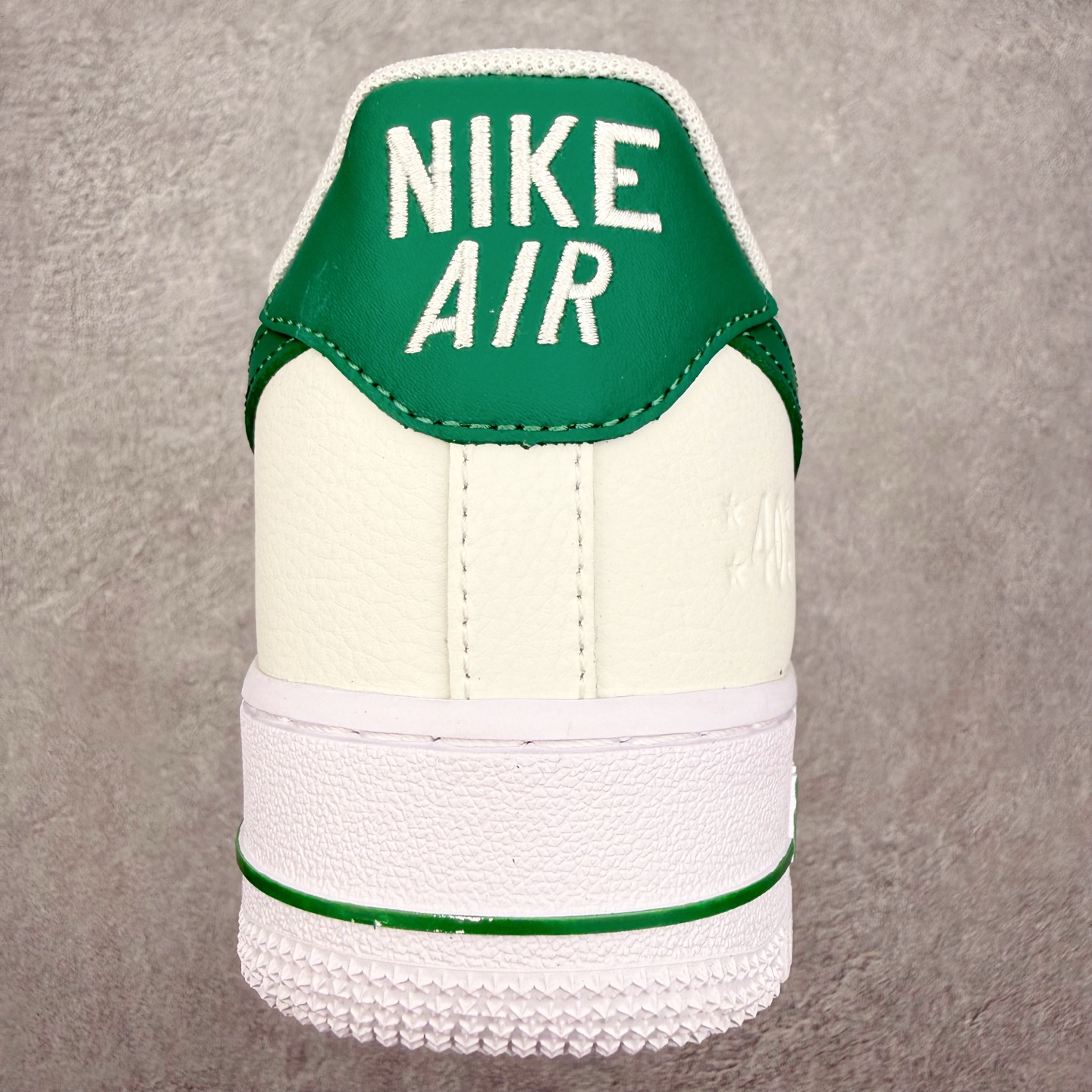 图片[8]-＃特价福利 NK Air Force 1´07 Low 空军一号低帮百搭休闲运动板鞋 2022全新楦头鞋型 鱼鳞大底 历时开发三个月 清洁度完美 二维码鞋标 内置芯片及solo气垫 大底高度及其弧度依照正品 钢印 logo刺绣 鞋口弧度 鞋头长度 鞋面冲孔 鞋垫背胶及钢印 完美鞋型对比正品 每一处都是细节满满 尺码：35.5 36 36.5 37.5 38 38.5 39 40 40.5 41 42 42.5 43 44 44.5 45-选品中心