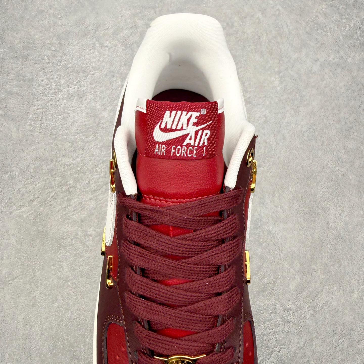图片[5]-＃特价福利 NK Air Force 1´07 Low 空军一号低帮百搭休闲运动板鞋 2022全新楦头鞋型 鱼鳞大底 历时开发三个月 清洁度完美 二维码鞋标 内置芯片及solo气垫 大底高度及其弧度依照正品 钢印 logo刺绣 鞋口弧度 鞋头长度 鞋面冲孔 鞋垫背胶及钢印 完美鞋型对比正品 每一处都是细节满满 尺码：35.5 36 36.5 37.5 38 38.5 39 40 40.5 41 42 42.5 43 44 44.5 45-选品中心