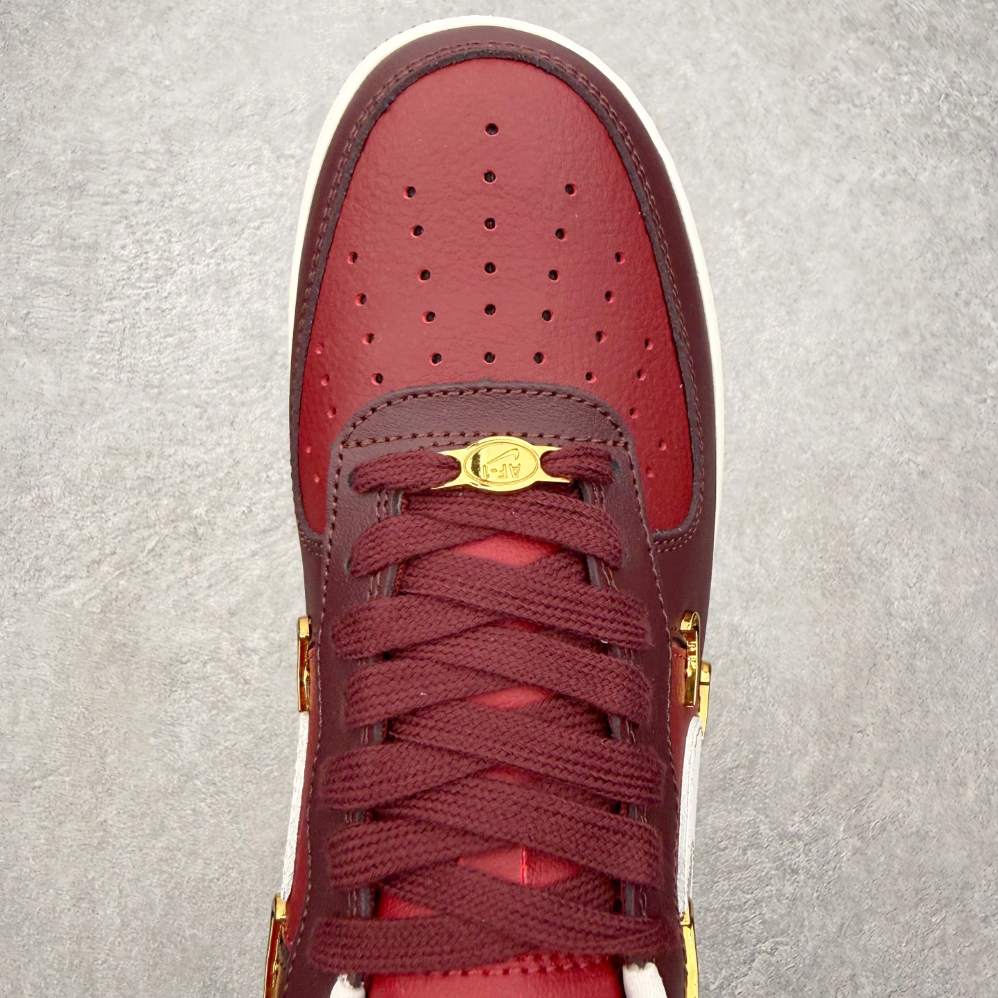 图片[4]-＃特价福利 NK Air Force 1´07 Low 空军一号低帮百搭休闲运动板鞋 2022全新楦头鞋型 鱼鳞大底 历时开发三个月 清洁度完美 二维码鞋标 内置芯片及solo气垫 大底高度及其弧度依照正品 钢印 logo刺绣 鞋口弧度 鞋头长度 鞋面冲孔 鞋垫背胶及钢印 完美鞋型对比正品 每一处都是细节满满 尺码：35.5 36 36.5 37.5 38 38.5 39 40 40.5 41 42 42.5 43 44 44.5 45-选品中心