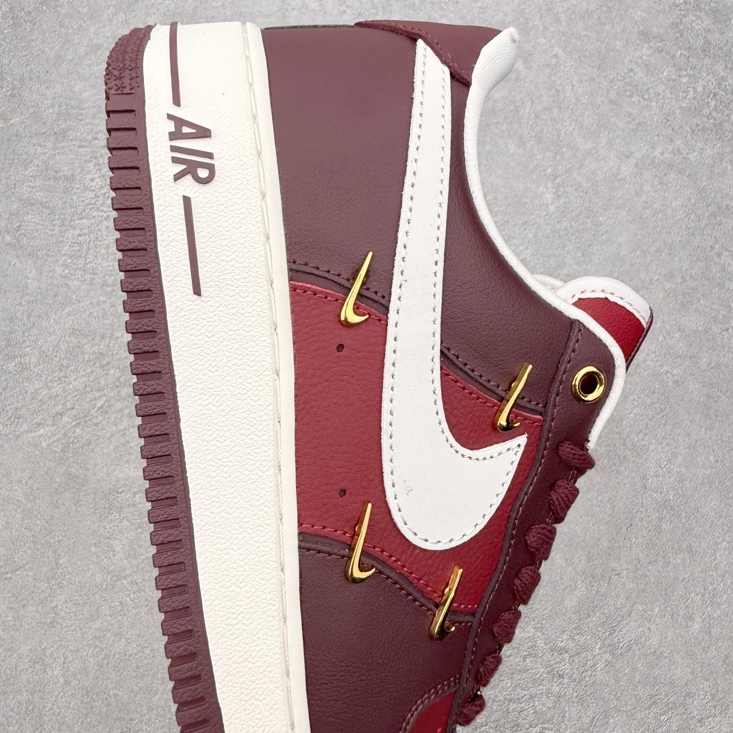 图片[6]-＃特价福利 NK Air Force 1´07 Low 空军一号低帮百搭休闲运动板鞋 2022全新楦头鞋型 鱼鳞大底 历时开发三个月 清洁度完美 二维码鞋标 内置芯片及solo气垫 大底高度及其弧度依照正品 钢印 logo刺绣 鞋口弧度 鞋头长度 鞋面冲孔 鞋垫背胶及钢印 完美鞋型对比正品 每一处都是细节满满 尺码：35.5 36 36.5 37.5 38 38.5 39 40 40.5 41 42 42.5 43 44 44.5 45-选品中心