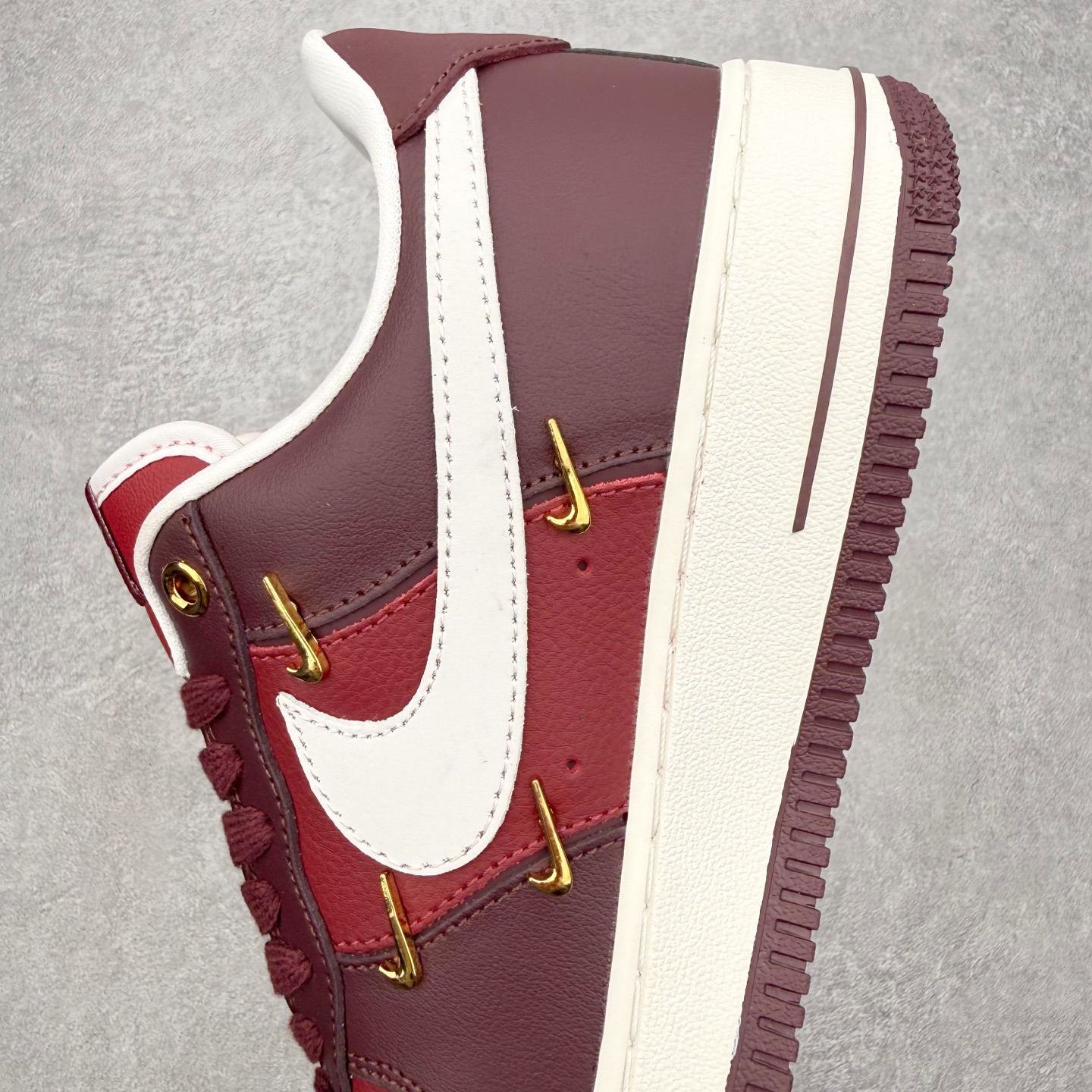 图片[7]-＃特价福利 NK Air Force 1´07 Low 空军一号低帮百搭休闲运动板鞋 2022全新楦头鞋型 鱼鳞大底 历时开发三个月 清洁度完美 二维码鞋标 内置芯片及solo气垫 大底高度及其弧度依照正品 钢印 logo刺绣 鞋口弧度 鞋头长度 鞋面冲孔 鞋垫背胶及钢印 完美鞋型对比正品 每一处都是细节满满 尺码：35.5 36 36.5 37.5 38 38.5 39 40 40.5 41 42 42.5 43 44 44.5 45-选品中心