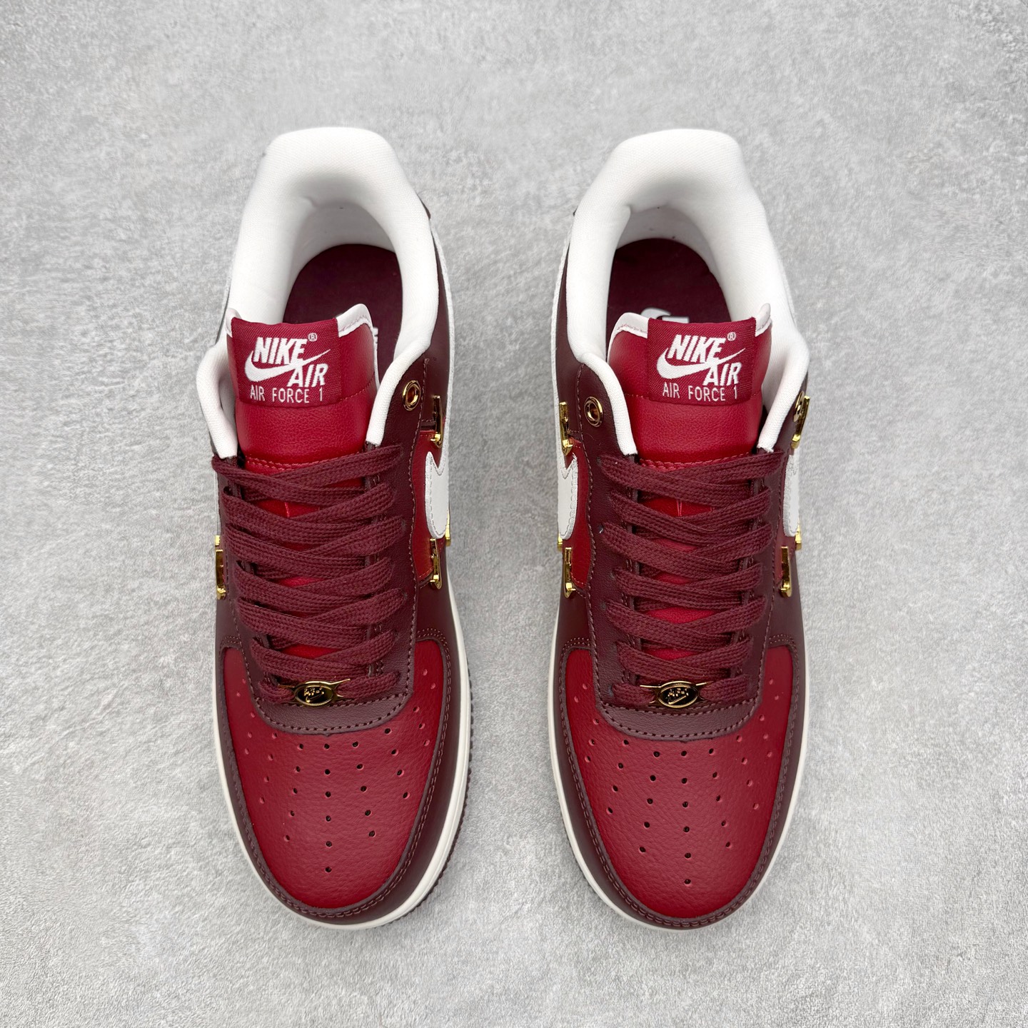 图片[2]-＃特价福利 NK Air Force 1´07 Low 空军一号低帮百搭休闲运动板鞋 2022全新楦头鞋型 鱼鳞大底 历时开发三个月 清洁度完美 二维码鞋标 内置芯片及solo气垫 大底高度及其弧度依照正品 钢印 logo刺绣 鞋口弧度 鞋头长度 鞋面冲孔 鞋垫背胶及钢印 完美鞋型对比正品 每一处都是细节满满 尺码：35.5 36 36.5 37.5 38 38.5 39 40 40.5 41 42 42.5 43 44 44.5 45-选品中心