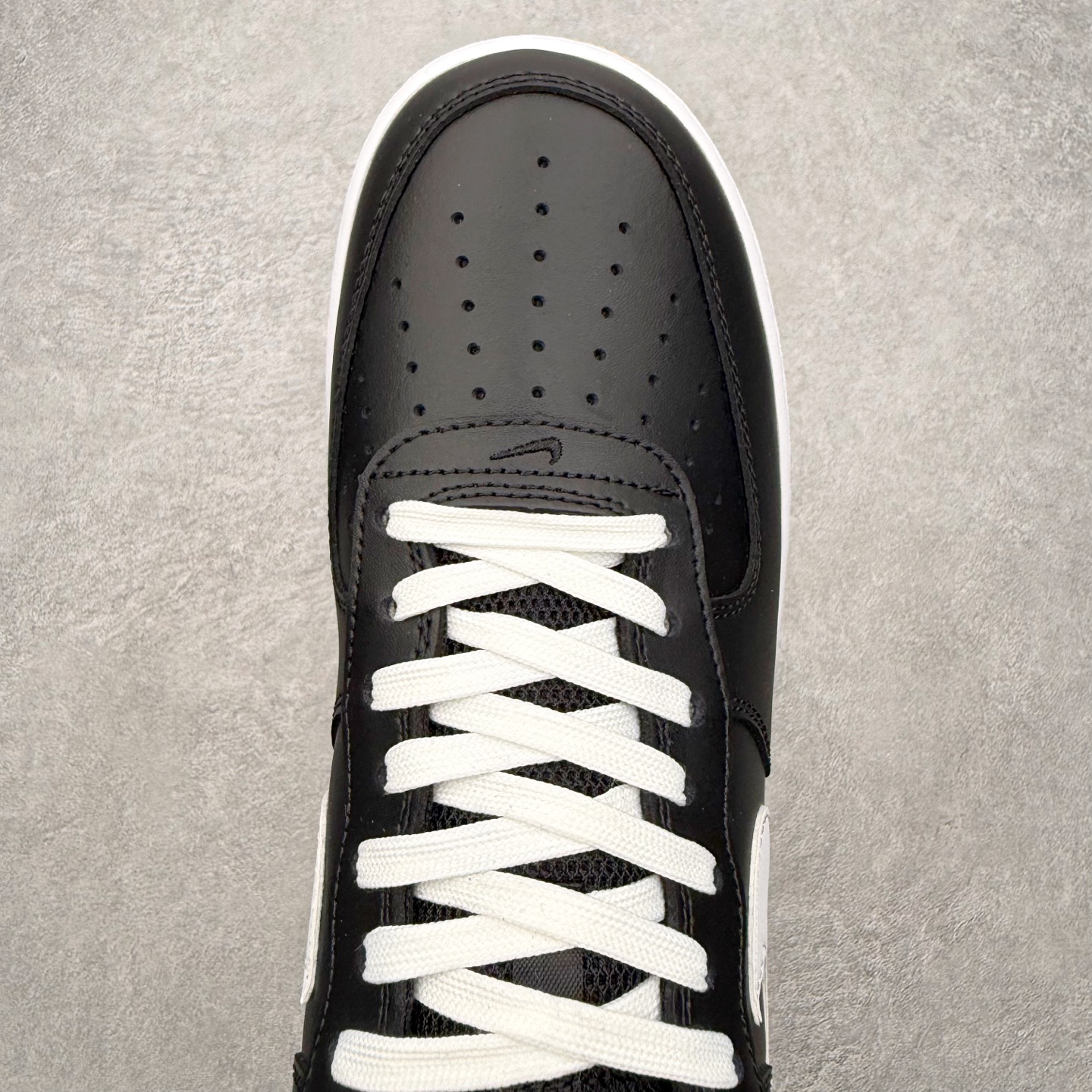 图片[4]-＃特价福利 NK Air Force 1´07 Low 空军一号低帮百搭休闲运动板鞋 2022全新楦头鞋型 鱼鳞大底 历时开发三个月 清洁度完美 二维码鞋标 内置芯片及solo气垫 大底高度及其弧度依照正品 钢印 logo刺绣 鞋口弧度 鞋头长度 鞋面冲孔 鞋垫背胶及钢印 完美鞋型对比正品 每一处都是细节满满 尺码：35.5 36 36.5 37.5 38 38.5 39 40 40.5 41 42 42.5 43 44 44.5 45-选品中心