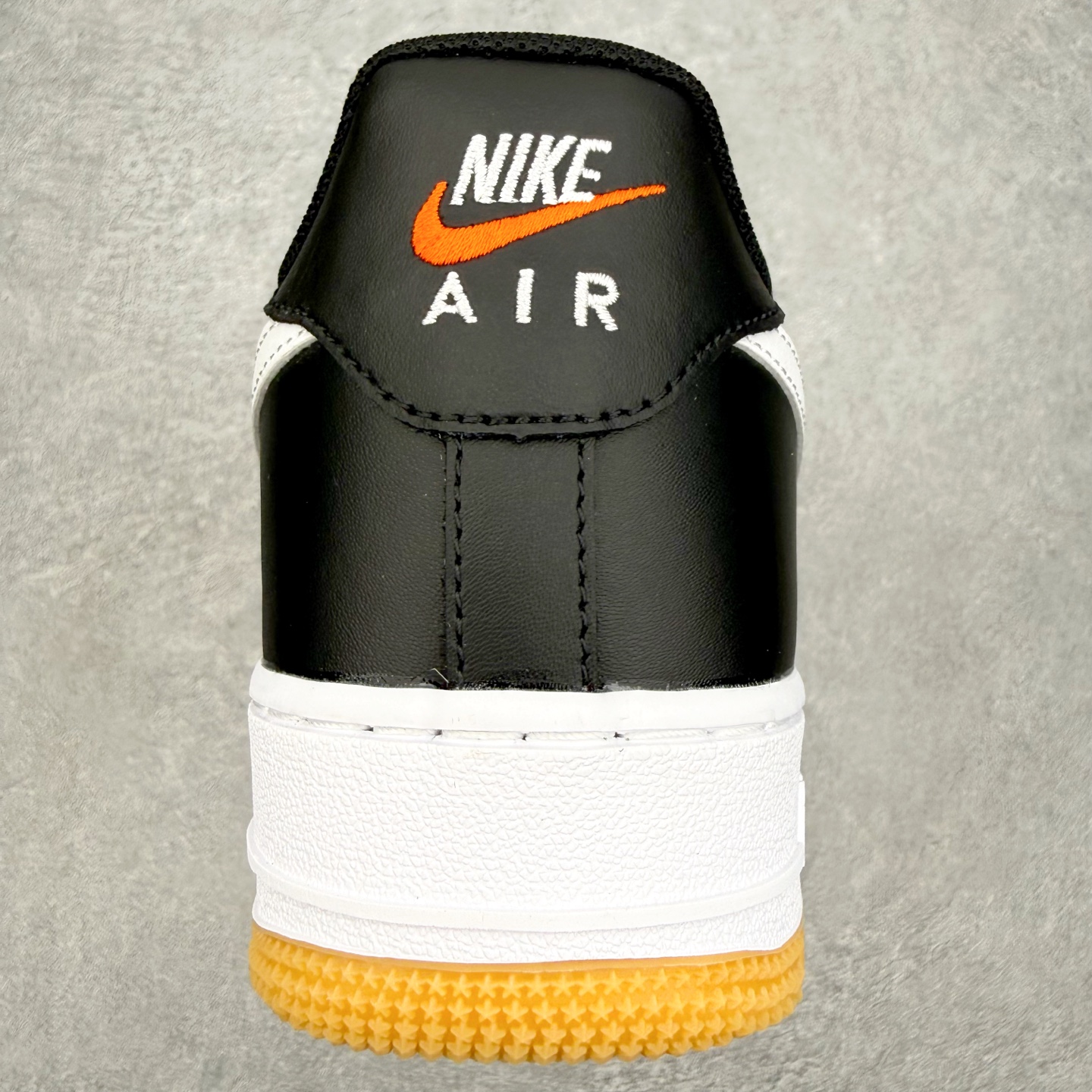 图片[8]-＃特价福利 NK Air Force 1´07 Low 空军一号低帮百搭休闲运动板鞋 2022全新楦头鞋型 鱼鳞大底 历时开发三个月 清洁度完美 二维码鞋标 内置芯片及solo气垫 大底高度及其弧度依照正品 钢印 logo刺绣 鞋口弧度 鞋头长度 鞋面冲孔 鞋垫背胶及钢印 完美鞋型对比正品 每一处都是细节满满 尺码：35.5 36 36.5 37.5 38 38.5 39 40 40.5 41 42 42.5 43 44 44.5 45-选品中心