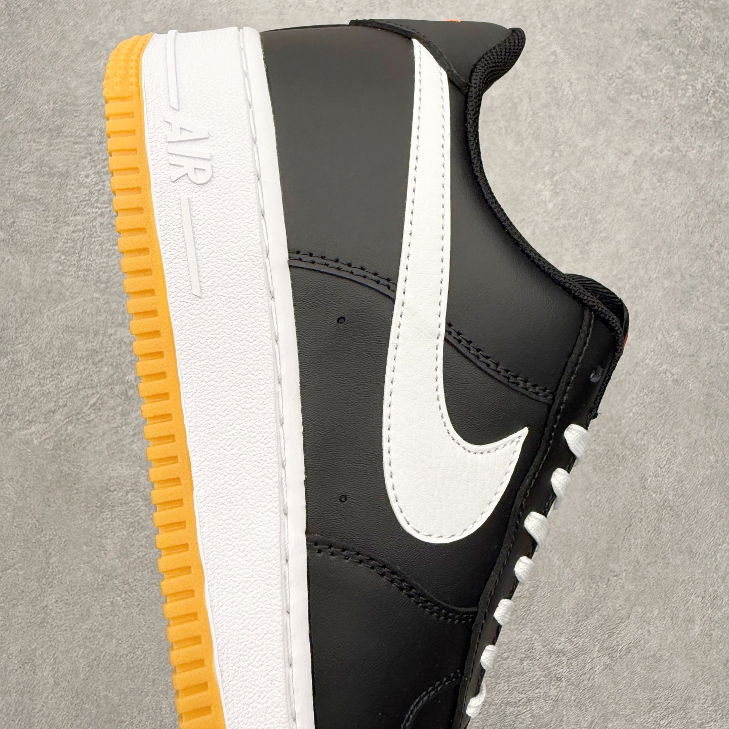 图片[6]-＃特价福利 NK Air Force 1´07 Low 空军一号低帮百搭休闲运动板鞋 2022全新楦头鞋型 鱼鳞大底 历时开发三个月 清洁度完美 二维码鞋标 内置芯片及solo气垫 大底高度及其弧度依照正品 钢印 logo刺绣 鞋口弧度 鞋头长度 鞋面冲孔 鞋垫背胶及钢印 完美鞋型对比正品 每一处都是细节满满 尺码：35.5 36 36.5 37.5 38 38.5 39 40 40.5 41 42 42.5 43 44 44.5 45-选品中心