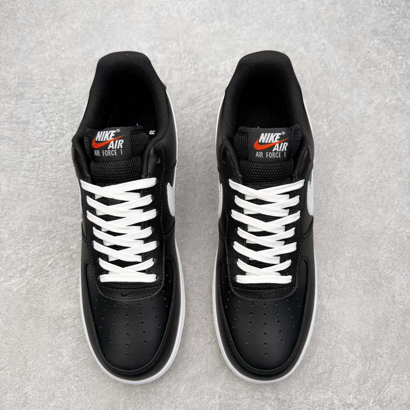 图片[2]-＃特价福利 NK Air Force 1´07 Low 空军一号低帮百搭休闲运动板鞋 2022全新楦头鞋型 鱼鳞大底 历时开发三个月 清洁度完美 二维码鞋标 内置芯片及solo气垫 大底高度及其弧度依照正品 钢印 logo刺绣 鞋口弧度 鞋头长度 鞋面冲孔 鞋垫背胶及钢印 完美鞋型对比正品 每一处都是细节满满 尺码：35.5 36 36.5 37.5 38 38.5 39 40 40.5 41 42 42.5 43 44 44.5 45-选品中心