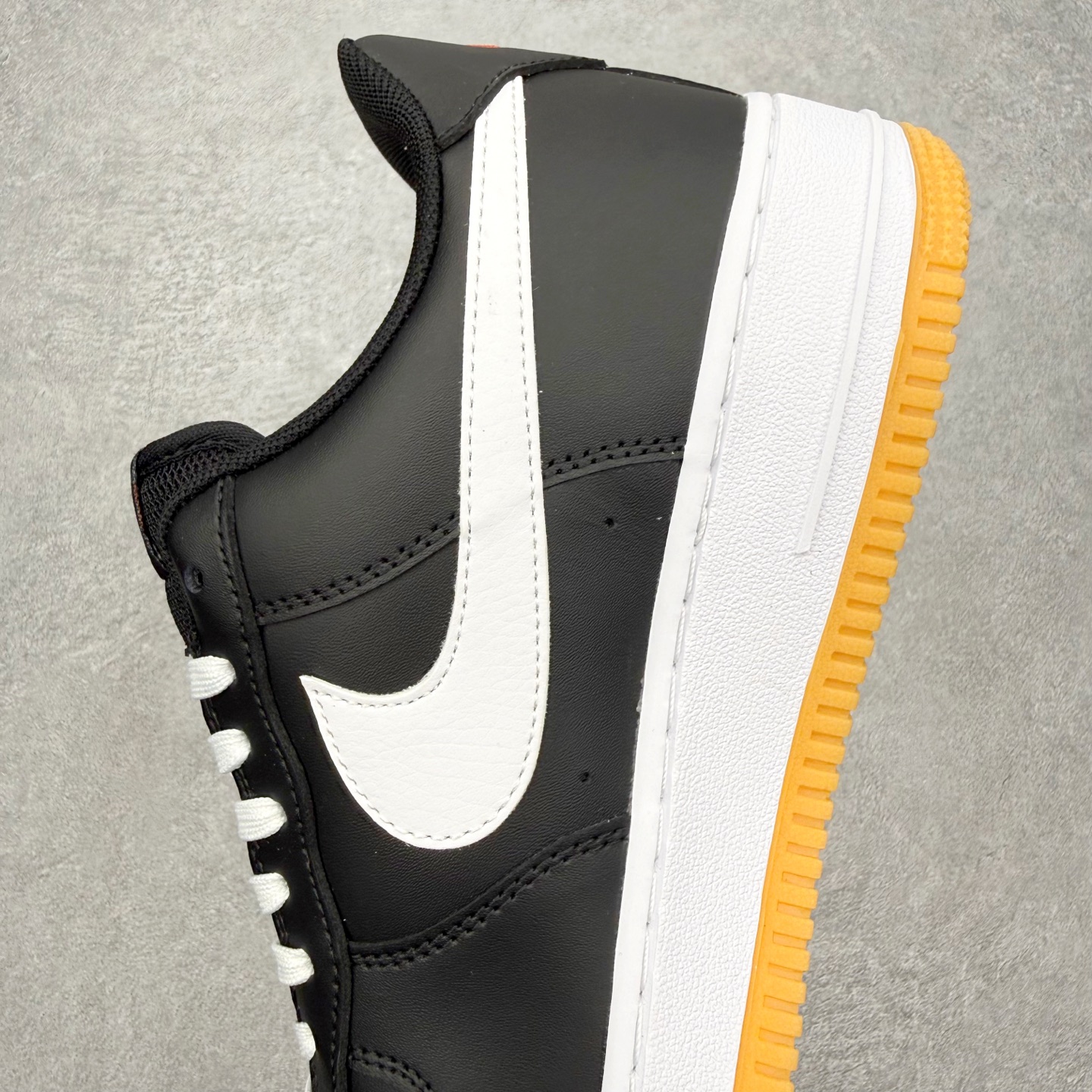 图片[7]-＃特价福利 NK Air Force 1´07 Low 空军一号低帮百搭休闲运动板鞋 2022全新楦头鞋型 鱼鳞大底 历时开发三个月 清洁度完美 二维码鞋标 内置芯片及solo气垫 大底高度及其弧度依照正品 钢印 logo刺绣 鞋口弧度 鞋头长度 鞋面冲孔 鞋垫背胶及钢印 完美鞋型对比正品 每一处都是细节满满 尺码：35.5 36 36.5 37.5 38 38.5 39 40 40.5 41 42 42.5 43 44 44.5 45-选品中心
