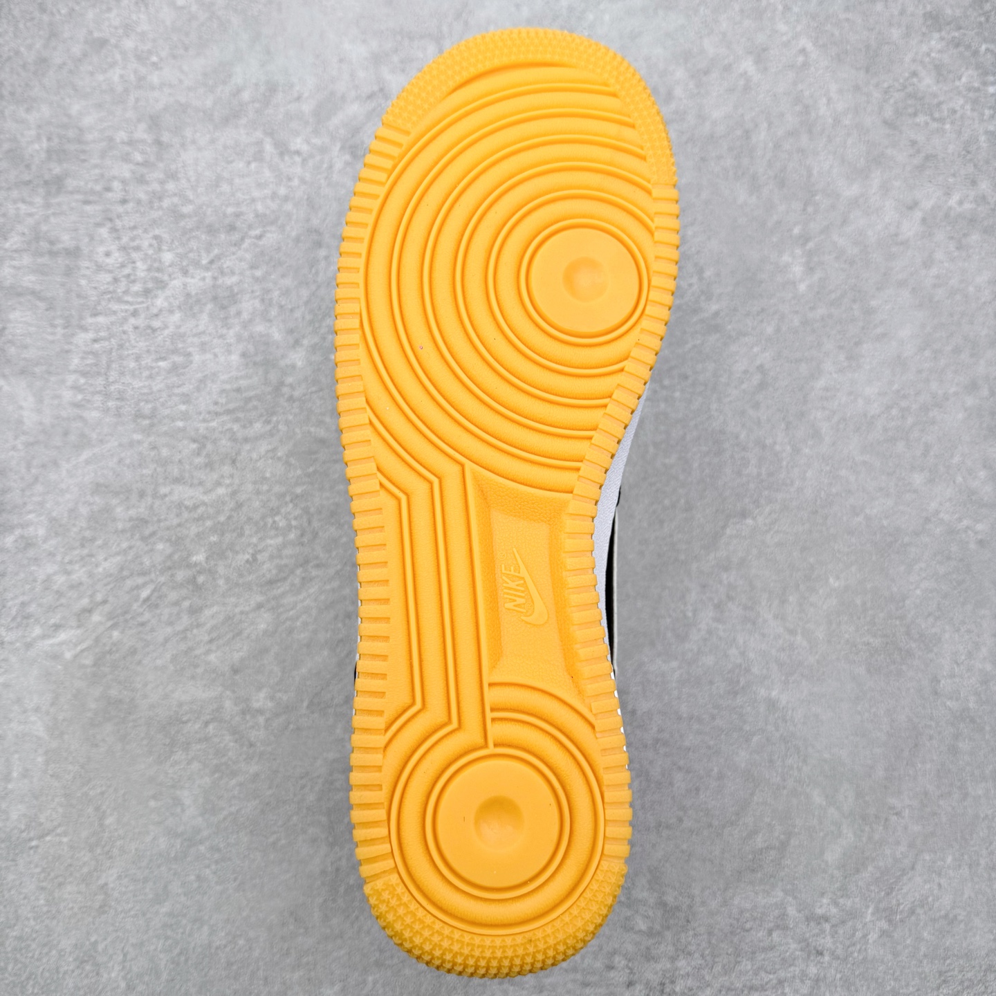 图片[9]-＃特价福利 NK Air Force 1´07 Low 空军一号低帮百搭休闲运动板鞋 2022全新楦头鞋型 鱼鳞大底 历时开发三个月 清洁度完美 二维码鞋标 内置芯片及solo气垫 大底高度及其弧度依照正品 钢印 logo刺绣 鞋口弧度 鞋头长度 鞋面冲孔 鞋垫背胶及钢印 完美鞋型对比正品 每一处都是细节满满 尺码：35.5 36 36.5 37.5 38 38.5 39 40 40.5 41 42 42.5 43 44 44.5 45-选品中心