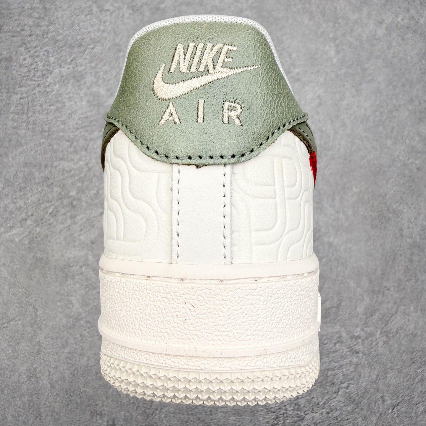 图片[8]-＃特价福利 NK Air Force 1´07 Low 空军一号低帮百搭休闲运动板鞋 2022全新楦头鞋型 鱼鳞大底 历时开发三个月 清洁度完美 二维码鞋标 内置芯片及solo气垫 大底高度及其弧度依照正品 钢印 logo刺绣 鞋口弧度 鞋头长度 鞋面冲孔 鞋垫背胶及钢印 完美鞋型对比正品 每一处都是细节满满 尺码：35.5 36 36.5 37.5 38 38.5 39 40 40.5 41 42 42.5 43 44 44.5 45-选品中心