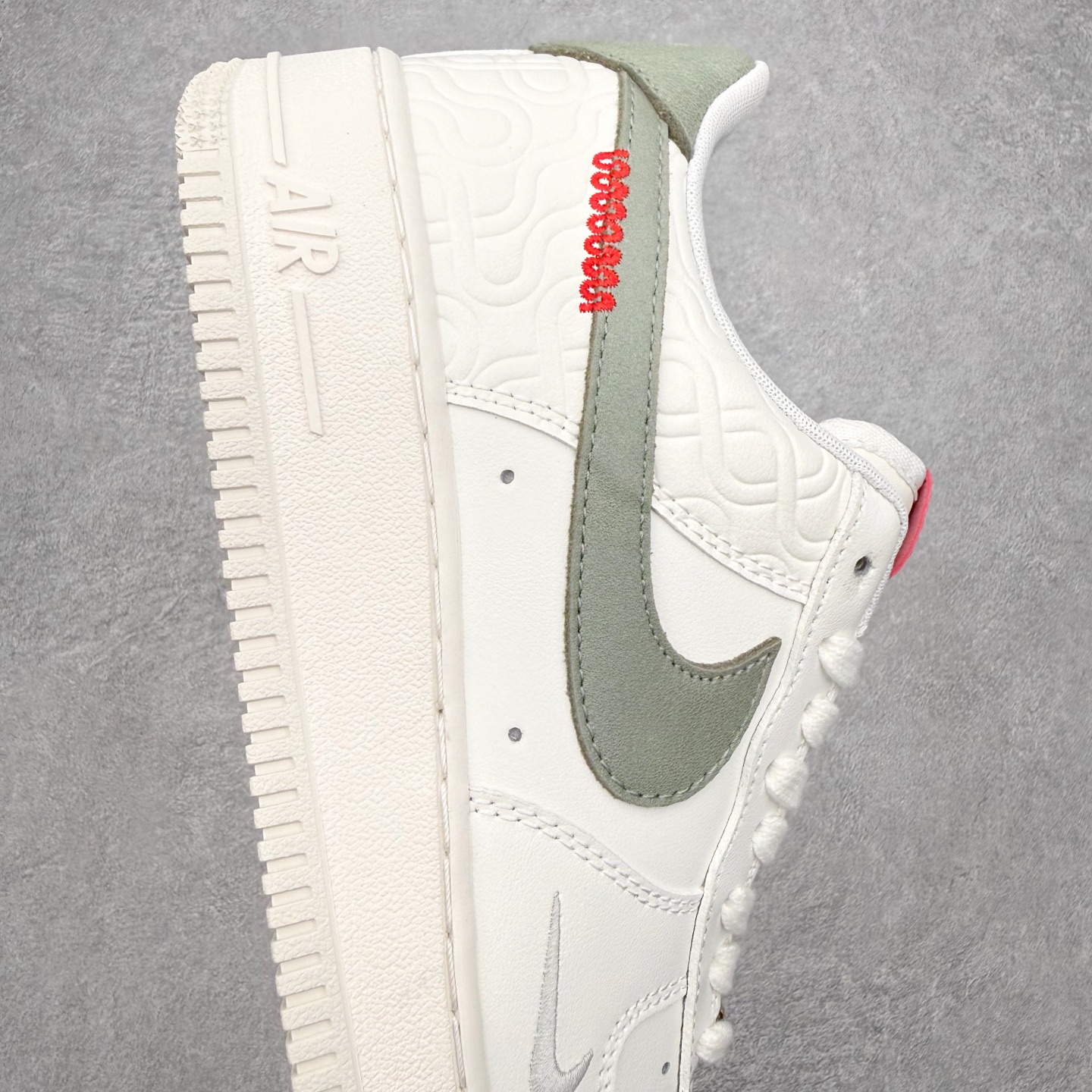 图片[6]-＃特价福利 NK Air Force 1´07 Low 空军一号低帮百搭休闲运动板鞋 2022全新楦头鞋型 鱼鳞大底 历时开发三个月 清洁度完美 二维码鞋标 内置芯片及solo气垫 大底高度及其弧度依照正品 钢印 logo刺绣 鞋口弧度 鞋头长度 鞋面冲孔 鞋垫背胶及钢印 完美鞋型对比正品 每一处都是细节满满 尺码：35.5 36 36.5 37.5 38 38.5 39 40 40.5 41 42 42.5 43 44 44.5 45-选品中心