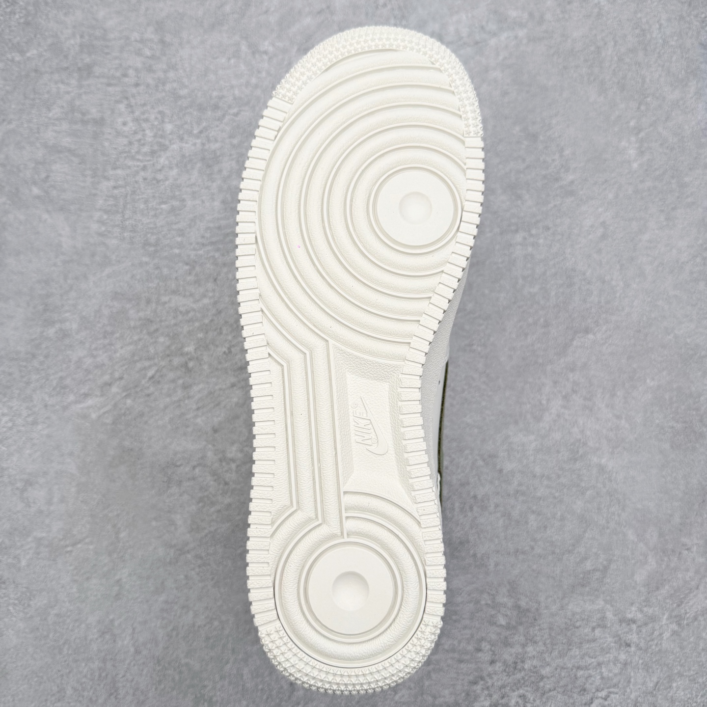 图片[9]-＃特价福利 NK Air Force 1´07 Low 空军一号低帮百搭休闲运动板鞋 2022全新楦头鞋型 鱼鳞大底 历时开发三个月 清洁度完美 二维码鞋标 内置芯片及solo气垫 大底高度及其弧度依照正品 钢印 logo刺绣 鞋口弧度 鞋头长度 鞋面冲孔 鞋垫背胶及钢印 完美鞋型对比正品 每一处都是细节满满 尺码：35.5 36 36.5 37.5 38 38.5 39 40 40.5 41 42 42.5 43 44 44.5 45-选品中心