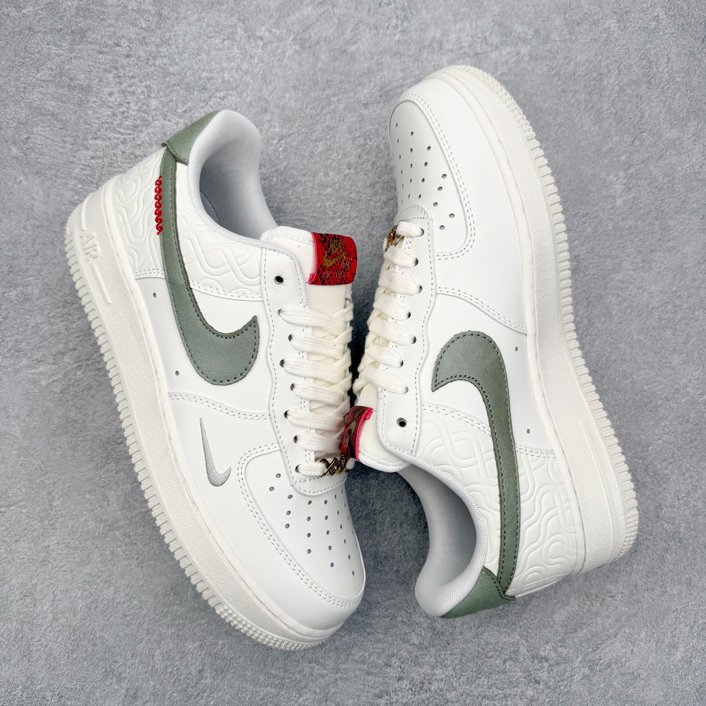 图片[3]-＃特价福利 NK Air Force 1´07 Low 空军一号低帮百搭休闲运动板鞋 2022全新楦头鞋型 鱼鳞大底 历时开发三个月 清洁度完美 二维码鞋标 内置芯片及solo气垫 大底高度及其弧度依照正品 钢印 logo刺绣 鞋口弧度 鞋头长度 鞋面冲孔 鞋垫背胶及钢印 完美鞋型对比正品 每一处都是细节满满 尺码：35.5 36 36.5 37.5 38 38.5 39 40 40.5 41 42 42.5 43 44 44.5 45-选品中心