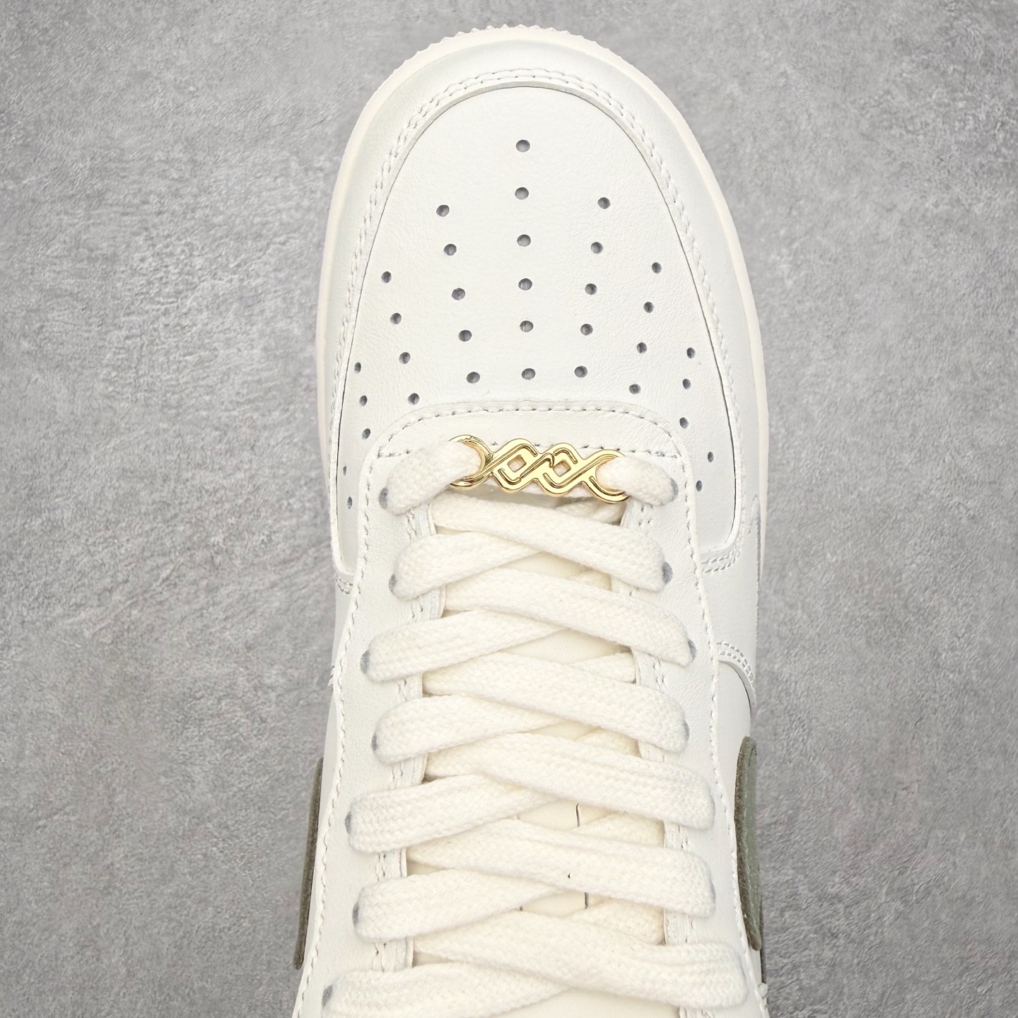 图片[4]-＃特价福利 NK Air Force 1´07 Low 空军一号低帮百搭休闲运动板鞋 2022全新楦头鞋型 鱼鳞大底 历时开发三个月 清洁度完美 二维码鞋标 内置芯片及solo气垫 大底高度及其弧度依照正品 钢印 logo刺绣 鞋口弧度 鞋头长度 鞋面冲孔 鞋垫背胶及钢印 完美鞋型对比正品 每一处都是细节满满 尺码：35.5 36 36.5 37.5 38 38.5 39 40 40.5 41 42 42.5 43 44 44.5 45-选品中心