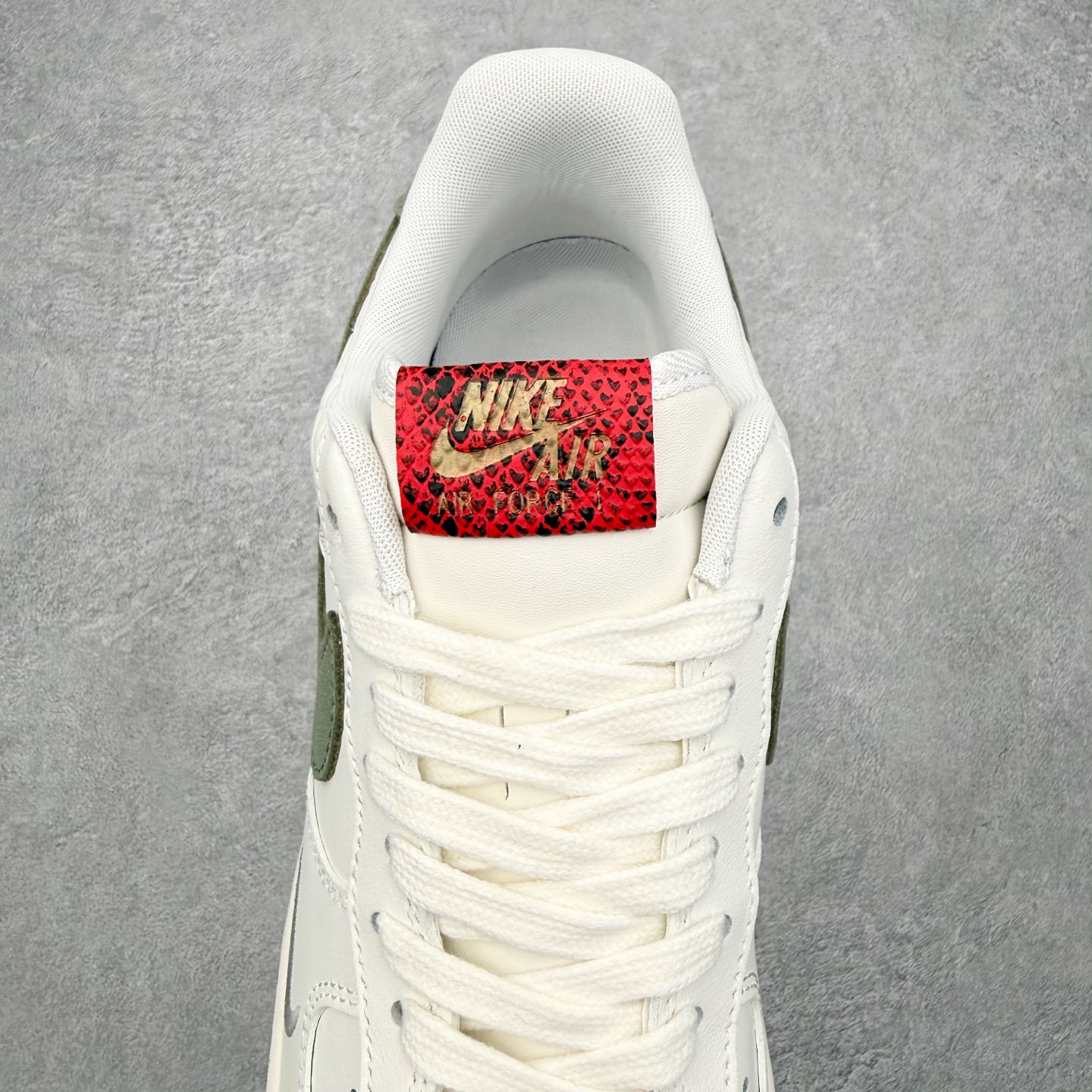 图片[5]-＃特价福利 NK Air Force 1´07 Low 空军一号低帮百搭休闲运动板鞋 2022全新楦头鞋型 鱼鳞大底 历时开发三个月 清洁度完美 二维码鞋标 内置芯片及solo气垫 大底高度及其弧度依照正品 钢印 logo刺绣 鞋口弧度 鞋头长度 鞋面冲孔 鞋垫背胶及钢印 完美鞋型对比正品 每一处都是细节满满 尺码：35.5 36 36.5 37.5 38 38.5 39 40 40.5 41 42 42.5 43 44 44.5 45-选品中心