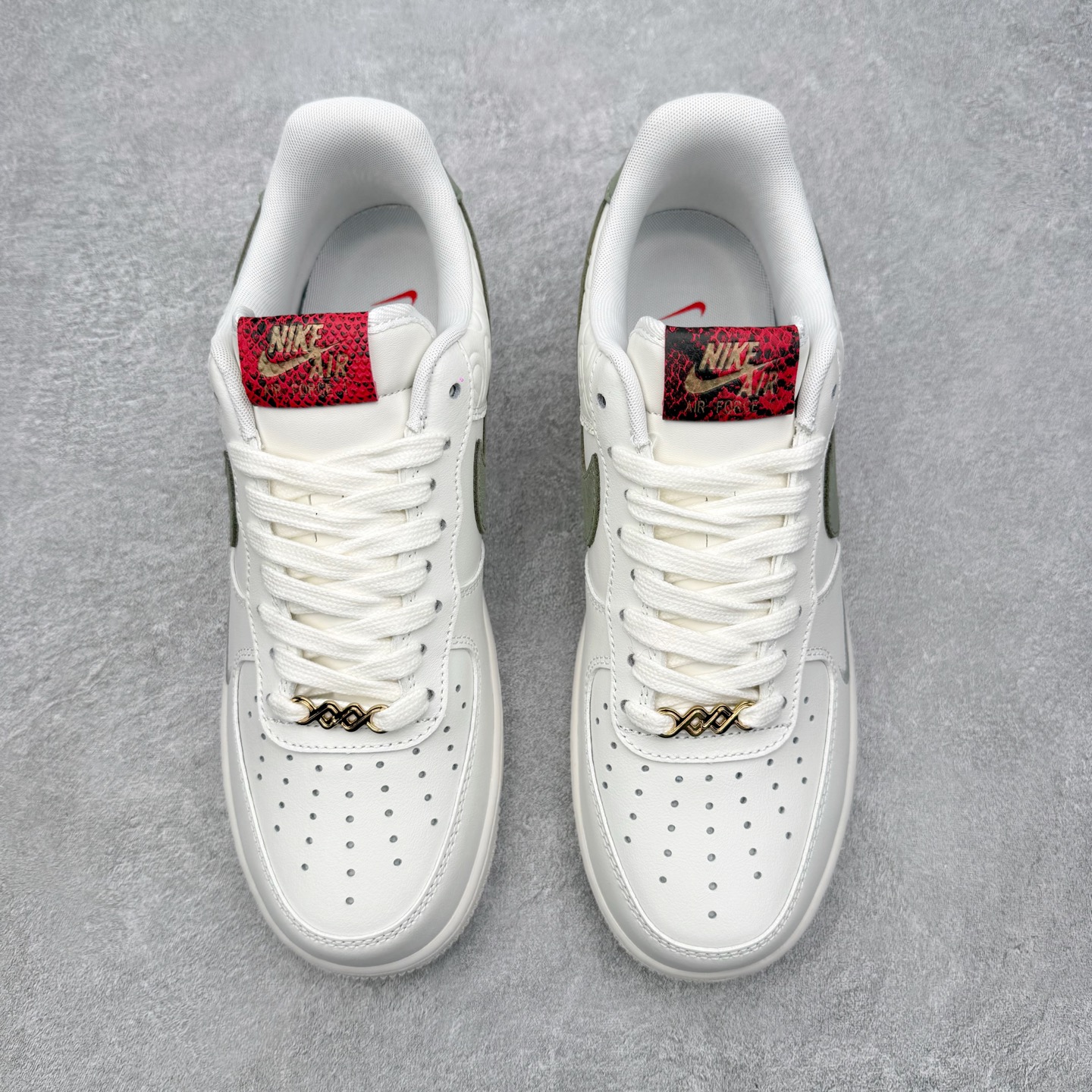 图片[2]-＃特价福利 NK Air Force 1´07 Low 空军一号低帮百搭休闲运动板鞋 2022全新楦头鞋型 鱼鳞大底 历时开发三个月 清洁度完美 二维码鞋标 内置芯片及solo气垫 大底高度及其弧度依照正品 钢印 logo刺绣 鞋口弧度 鞋头长度 鞋面冲孔 鞋垫背胶及钢印 完美鞋型对比正品 每一处都是细节满满 尺码：35.5 36 36.5 37.5 38 38.5 39 40 40.5 41 42 42.5 43 44 44.5 45-选品中心