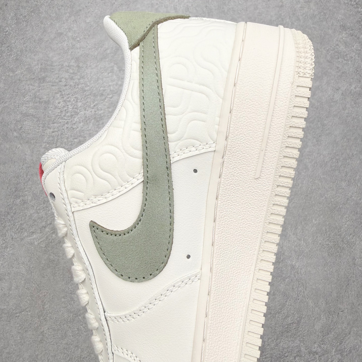 图片[7]-＃特价福利 NK Air Force 1´07 Low 空军一号低帮百搭休闲运动板鞋 2022全新楦头鞋型 鱼鳞大底 历时开发三个月 清洁度完美 二维码鞋标 内置芯片及solo气垫 大底高度及其弧度依照正品 钢印 logo刺绣 鞋口弧度 鞋头长度 鞋面冲孔 鞋垫背胶及钢印 完美鞋型对比正品 每一处都是细节满满 尺码：35.5 36 36.5 37.5 38 38.5 39 40 40.5 41 42 42.5 43 44 44.5 45-选品中心