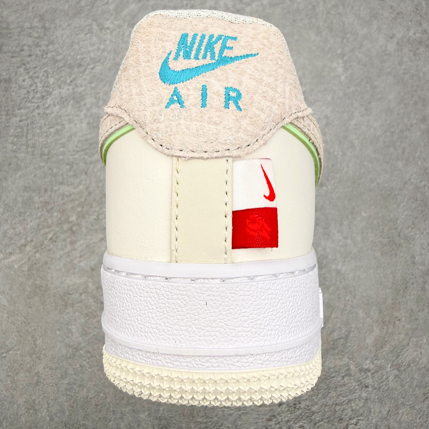 图片[8]-＃特价福利 NK Air Force 1´07 Low 空军一号低帮百搭休闲运动板鞋 2022全新楦头鞋型 鱼鳞大底 历时开发三个月 清洁度完美 二维码鞋标 内置芯片及solo气垫 大底高度及其弧度依照正品 钢印 logo刺绣 鞋口弧度 鞋头长度 鞋面冲孔 鞋垫背胶及钢印 完美鞋型对比正品 每一处都是细节满满 尺码：35.5 36 36.5 37.5 38 38.5 39 40 40.5 41 42 42.5 43 44 44.5 45-选品中心