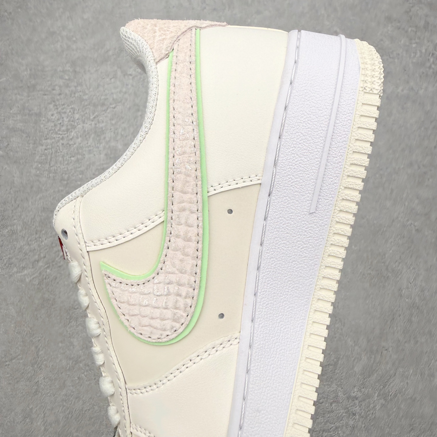 图片[7]-＃特价福利 NK Air Force 1´07 Low 空军一号低帮百搭休闲运动板鞋 2022全新楦头鞋型 鱼鳞大底 历时开发三个月 清洁度完美 二维码鞋标 内置芯片及solo气垫 大底高度及其弧度依照正品 钢印 logo刺绣 鞋口弧度 鞋头长度 鞋面冲孔 鞋垫背胶及钢印 完美鞋型对比正品 每一处都是细节满满 尺码：35.5 36 36.5 37.5 38 38.5 39 40 40.5 41 42 42.5 43 44 44.5 45-选品中心