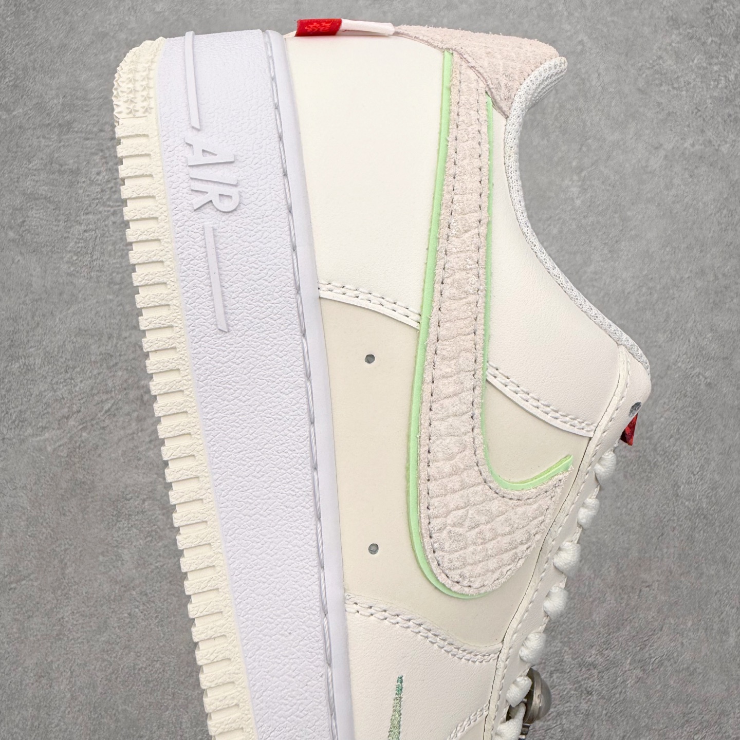 图片[6]-＃特价福利 NK Air Force 1´07 Low 空军一号低帮百搭休闲运动板鞋 2022全新楦头鞋型 鱼鳞大底 历时开发三个月 清洁度完美 二维码鞋标 内置芯片及solo气垫 大底高度及其弧度依照正品 钢印 logo刺绣 鞋口弧度 鞋头长度 鞋面冲孔 鞋垫背胶及钢印 完美鞋型对比正品 每一处都是细节满满 尺码：35.5 36 36.5 37.5 38 38.5 39 40 40.5 41 42 42.5 43 44 44.5 45-选品中心