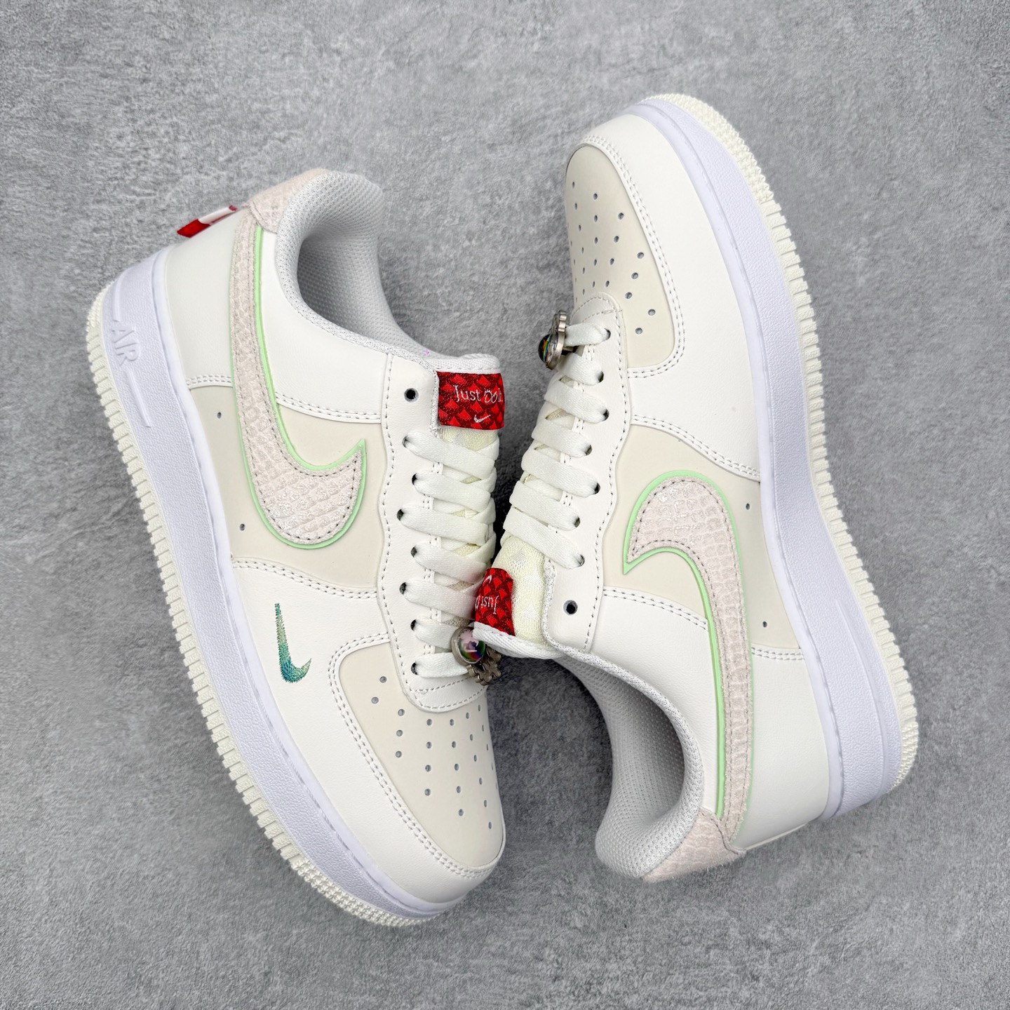 图片[3]-＃特价福利 NK Air Force 1´07 Low 空军一号低帮百搭休闲运动板鞋 2022全新楦头鞋型 鱼鳞大底 历时开发三个月 清洁度完美 二维码鞋标 内置芯片及solo气垫 大底高度及其弧度依照正品 钢印 logo刺绣 鞋口弧度 鞋头长度 鞋面冲孔 鞋垫背胶及钢印 完美鞋型对比正品 每一处都是细节满满 尺码：35.5 36 36.5 37.5 38 38.5 39 40 40.5 41 42 42.5 43 44 44.5 45-选品中心