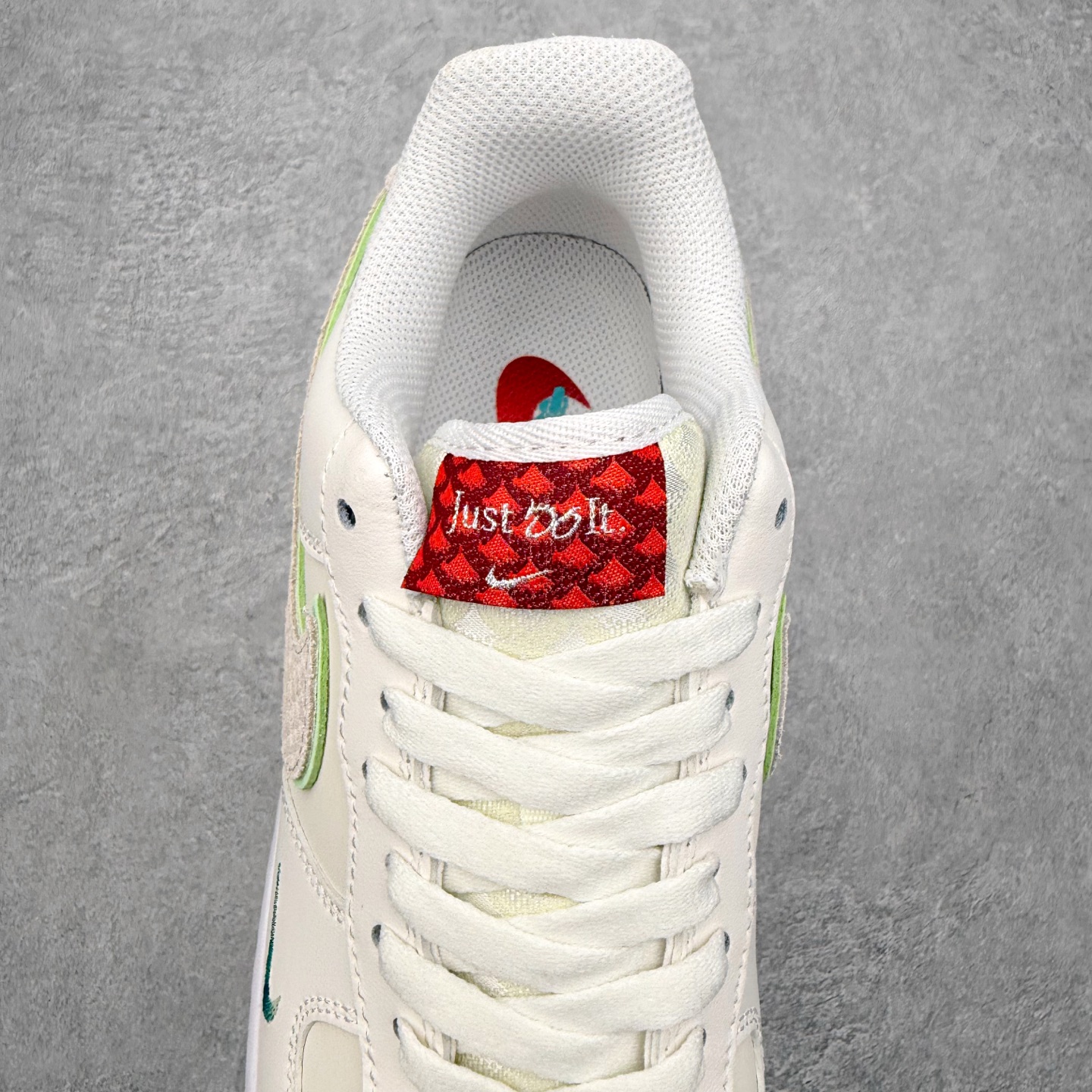 图片[5]-＃特价福利 NK Air Force 1´07 Low 空军一号低帮百搭休闲运动板鞋 2022全新楦头鞋型 鱼鳞大底 历时开发三个月 清洁度完美 二维码鞋标 内置芯片及solo气垫 大底高度及其弧度依照正品 钢印 logo刺绣 鞋口弧度 鞋头长度 鞋面冲孔 鞋垫背胶及钢印 完美鞋型对比正品 每一处都是细节满满 尺码：35.5 36 36.5 37.5 38 38.5 39 40 40.5 41 42 42.5 43 44 44.5 45-选品中心