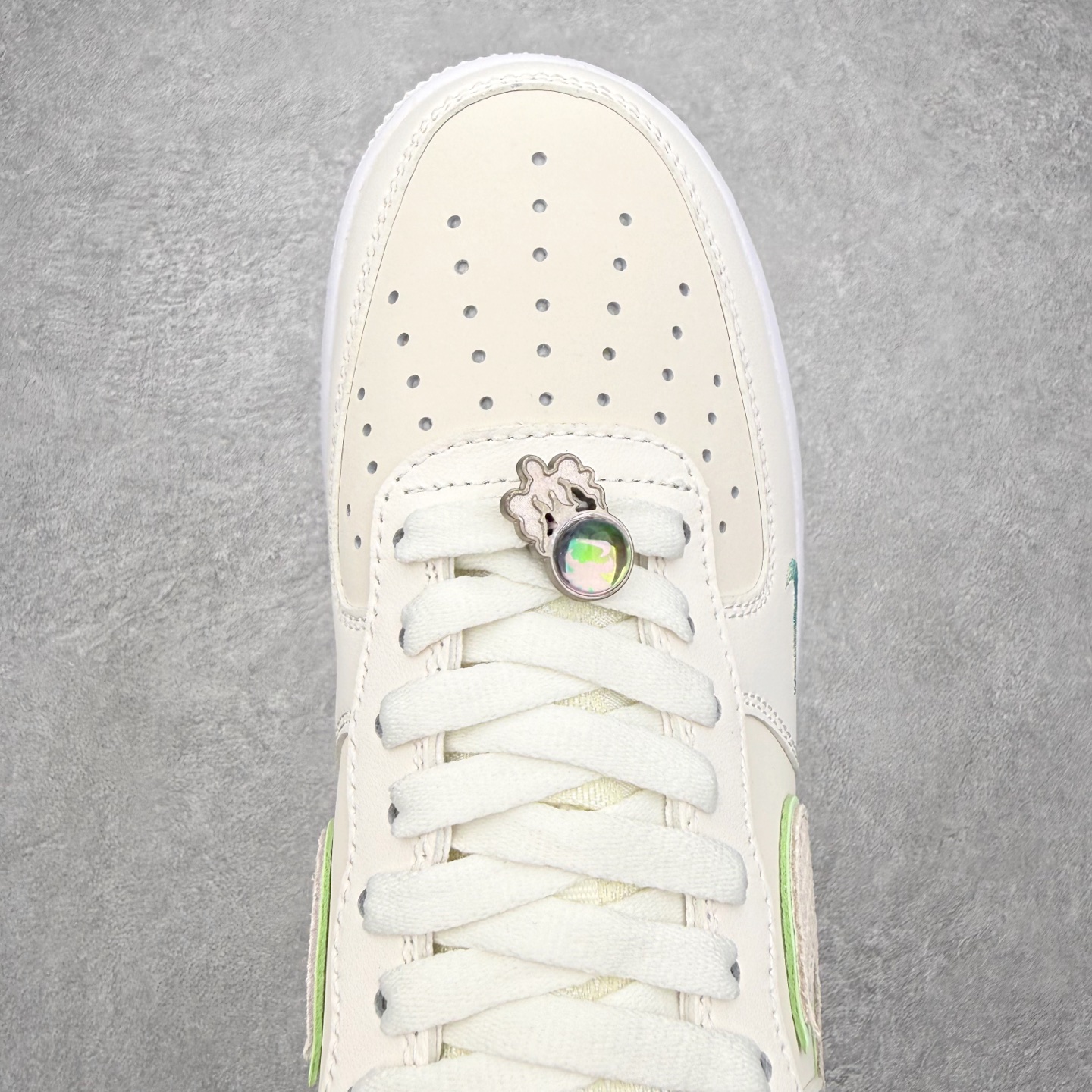 图片[4]-＃特价福利 NK Air Force 1´07 Low 空军一号低帮百搭休闲运动板鞋 2022全新楦头鞋型 鱼鳞大底 历时开发三个月 清洁度完美 二维码鞋标 内置芯片及solo气垫 大底高度及其弧度依照正品 钢印 logo刺绣 鞋口弧度 鞋头长度 鞋面冲孔 鞋垫背胶及钢印 完美鞋型对比正品 每一处都是细节满满 尺码：35.5 36 36.5 37.5 38 38.5 39 40 40.5 41 42 42.5 43 44 44.5 45-选品中心