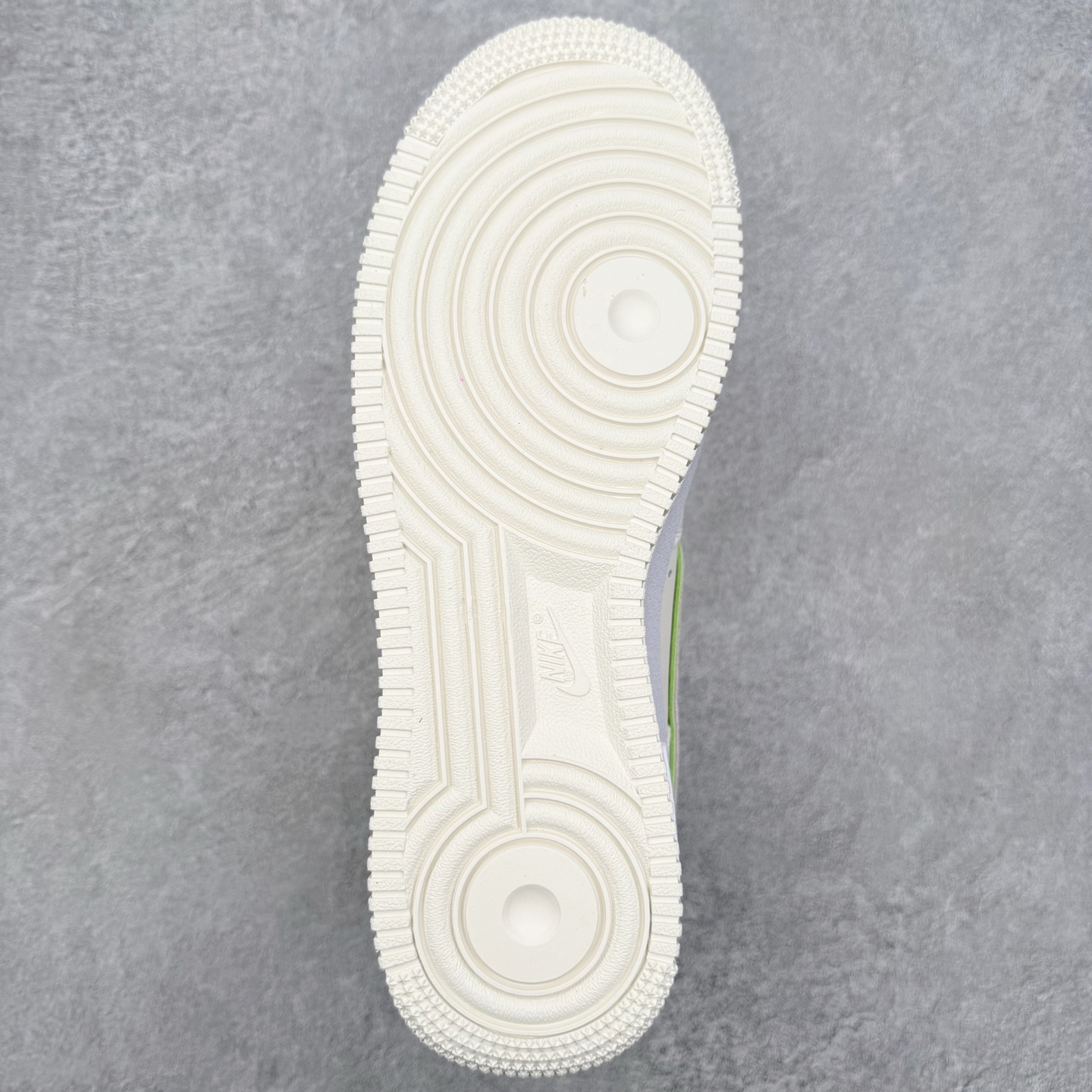 图片[9]-＃特价福利 NK Air Force 1´07 Low 空军一号低帮百搭休闲运动板鞋 2022全新楦头鞋型 鱼鳞大底 历时开发三个月 清洁度完美 二维码鞋标 内置芯片及solo气垫 大底高度及其弧度依照正品 钢印 logo刺绣 鞋口弧度 鞋头长度 鞋面冲孔 鞋垫背胶及钢印 完美鞋型对比正品 每一处都是细节满满 尺码：35.5 36 36.5 37.5 38 38.5 39 40 40.5 41 42 42.5 43 44 44.5 45-选品中心