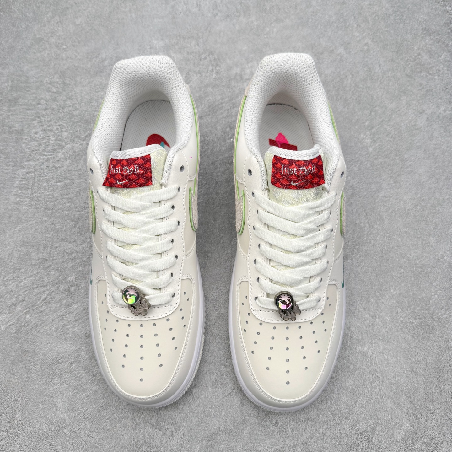 图片[2]-＃特价福利 NK Air Force 1´07 Low 空军一号低帮百搭休闲运动板鞋 2022全新楦头鞋型 鱼鳞大底 历时开发三个月 清洁度完美 二维码鞋标 内置芯片及solo气垫 大底高度及其弧度依照正品 钢印 logo刺绣 鞋口弧度 鞋头长度 鞋面冲孔 鞋垫背胶及钢印 完美鞋型对比正品 每一处都是细节满满 尺码：35.5 36 36.5 37.5 38 38.5 39 40 40.5 41 42 42.5 43 44 44.5 45-选品中心