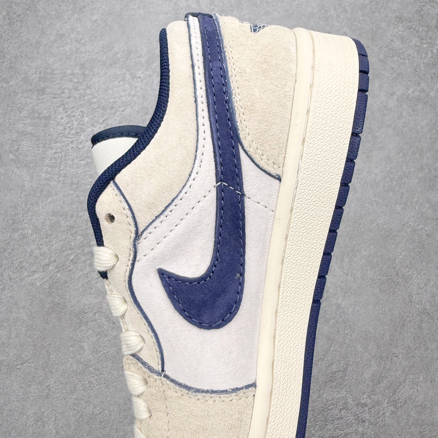 图片[7]-＃福利特价 Air Jordan AJ1 Low 低帮联名定制配色 原厂内置气垫魔块 A模大底 头层小牛皮 鞋舌AJ原厂专用牛津布+AJ专用反口珍珠布+原厂无杂质高弹内里海棉+特殊封边弹力鞋带 实拍调校N版已经零色差零失真 百分百还原实物色彩所见即所得 不存在货不对板色差等低级问题 选购参考实物拍摄 不混卖不参货 只用心做好货严格选品 承诺混一赔十 尺码：36 36.5 37.5 38 38.5 39 40 40.5 41 42 42.5 43 44 44.5 45-选品中心