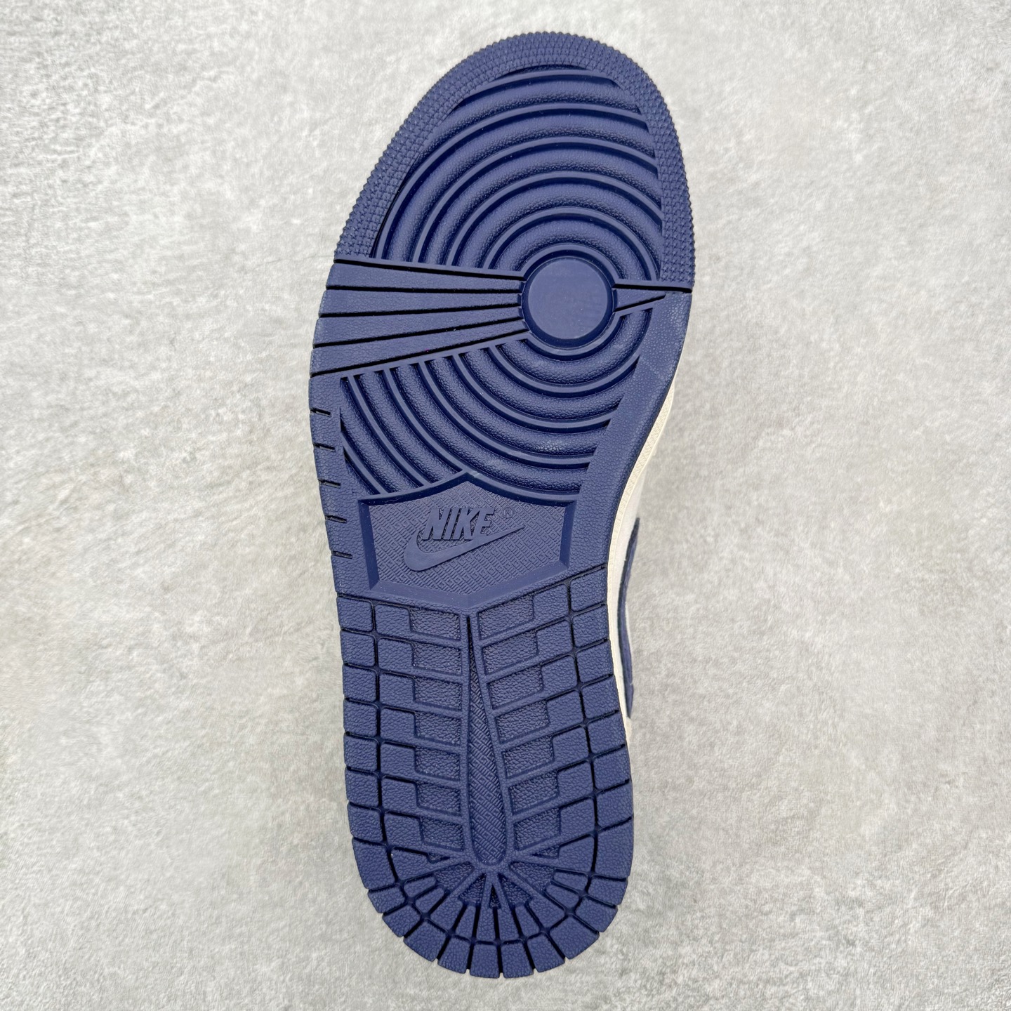 图片[9]-＃福利特价 Air Jordan AJ1 Low 低帮联名定制配色 原厂内置气垫魔块 A模大底 头层小牛皮 鞋舌AJ原厂专用牛津布+AJ专用反口珍珠布+原厂无杂质高弹内里海棉+特殊封边弹力鞋带 实拍调校N版已经零色差零失真 百分百还原实物色彩所见即所得 不存在货不对板色差等低级问题 选购参考实物拍摄 不混卖不参货 只用心做好货严格选品 承诺混一赔十 尺码：36 36.5 37.5 38 38.5 39 40 40.5 41 42 42.5 43 44 44.5 45-选品中心