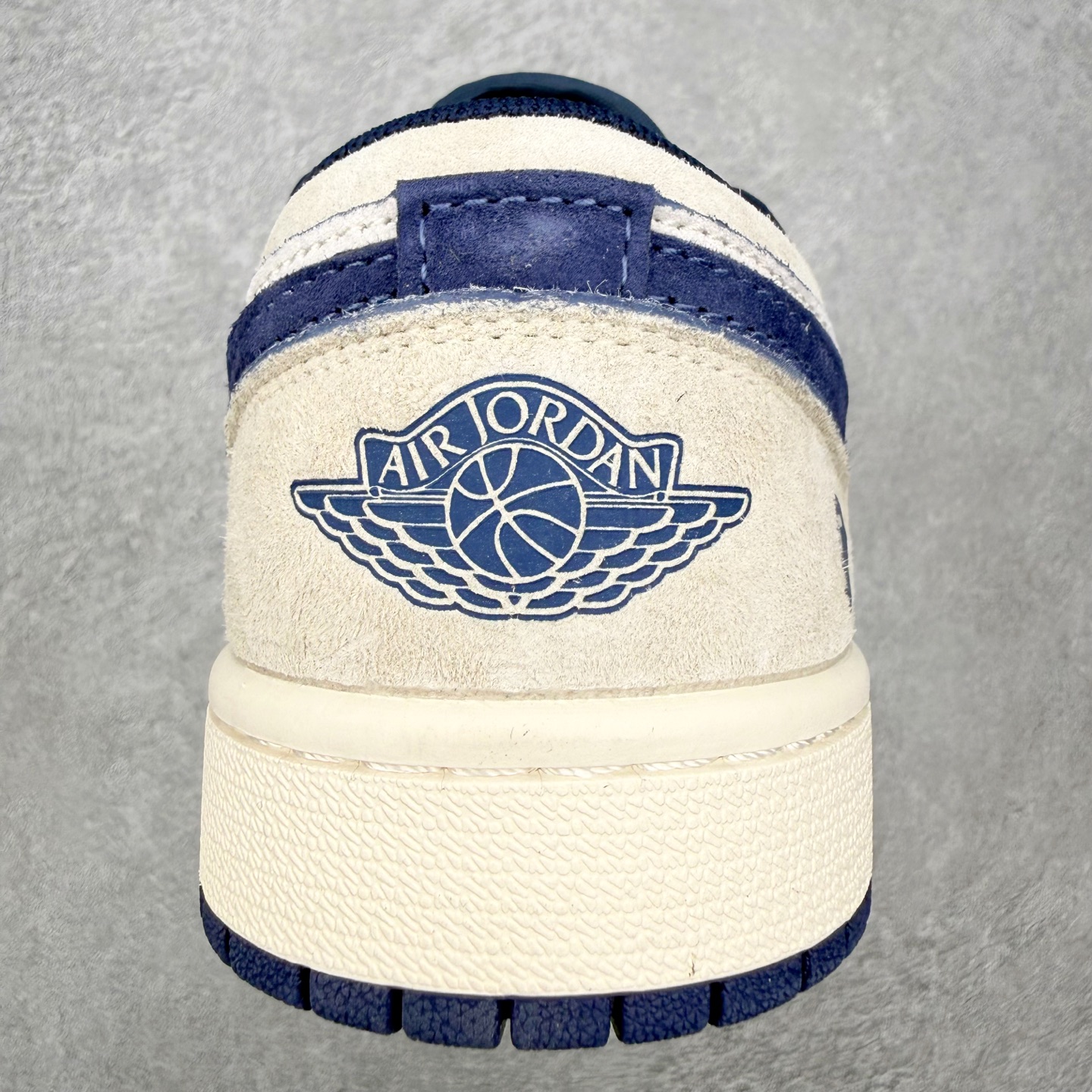 图片[8]-＃福利特价 Air Jordan AJ1 Low 低帮联名定制配色 原厂内置气垫魔块 A模大底 头层小牛皮 鞋舌AJ原厂专用牛津布+AJ专用反口珍珠布+原厂无杂质高弹内里海棉+特殊封边弹力鞋带 实拍调校N版已经零色差零失真 百分百还原实物色彩所见即所得 不存在货不对板色差等低级问题 选购参考实物拍摄 不混卖不参货 只用心做好货严格选品 承诺混一赔十 尺码：36 36.5 37.5 38 38.5 39 40 40.5 41 42 42.5 43 44 44.5 45-选品中心