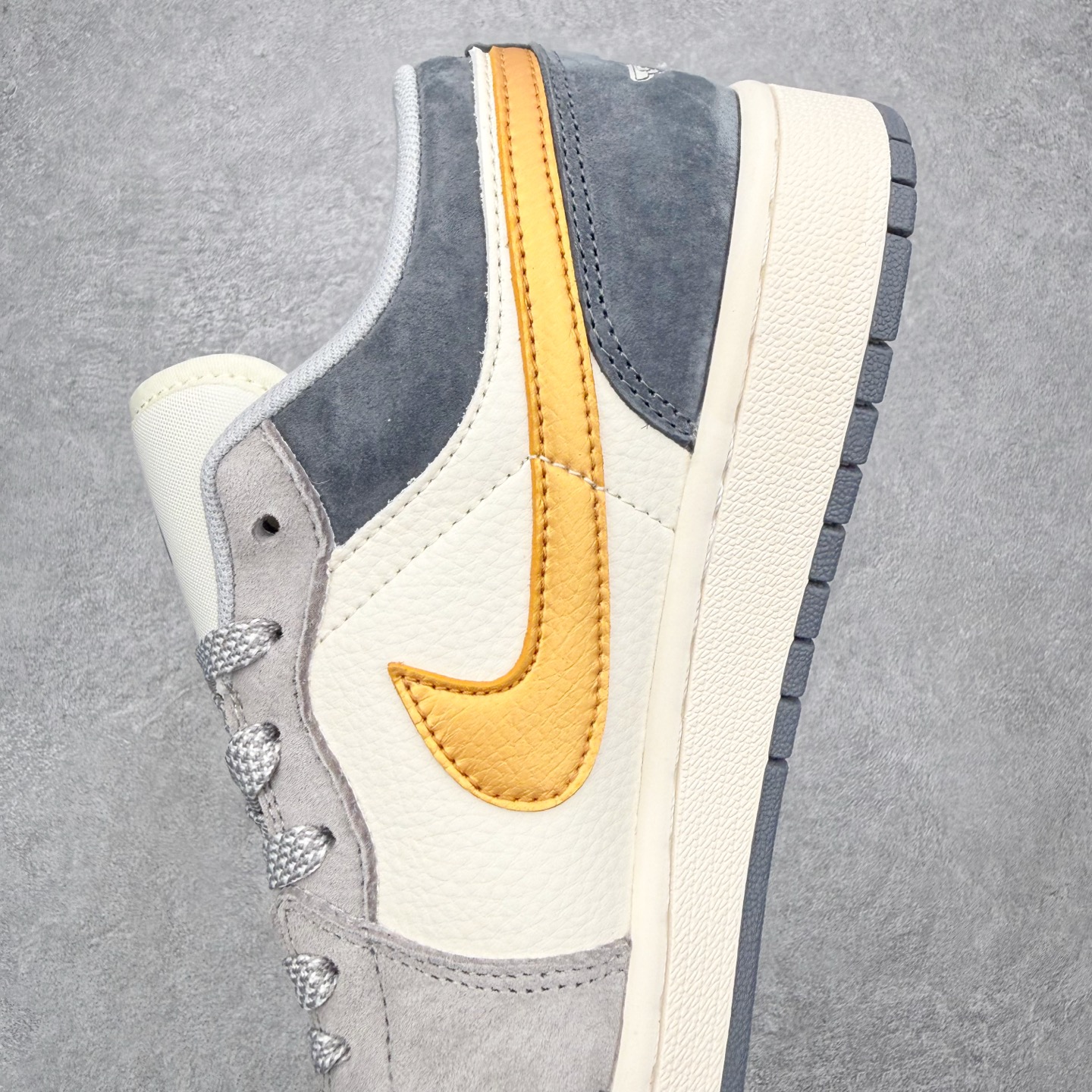 图片[7]-＃福利特价 Air Jordan AJ1 Low 低帮联名定制配色 原厂内置气垫魔块 A模大底 头层小牛皮 鞋舌AJ原厂专用牛津布+AJ专用反口珍珠布+原厂无杂质高弹内里海棉+特殊封边弹力鞋带 实拍调校N版已经零色差零失真 百分百还原实物色彩所见即所得 不存在货不对板色差等低级问题 选购参考实物拍摄 不混卖不参货 只用心做好货严格选品 承诺混一赔十 尺码：36 36.5 37.5 38 38.5 39 40 40.5 41 42 42.5 43 44 44.5 45-选品中心