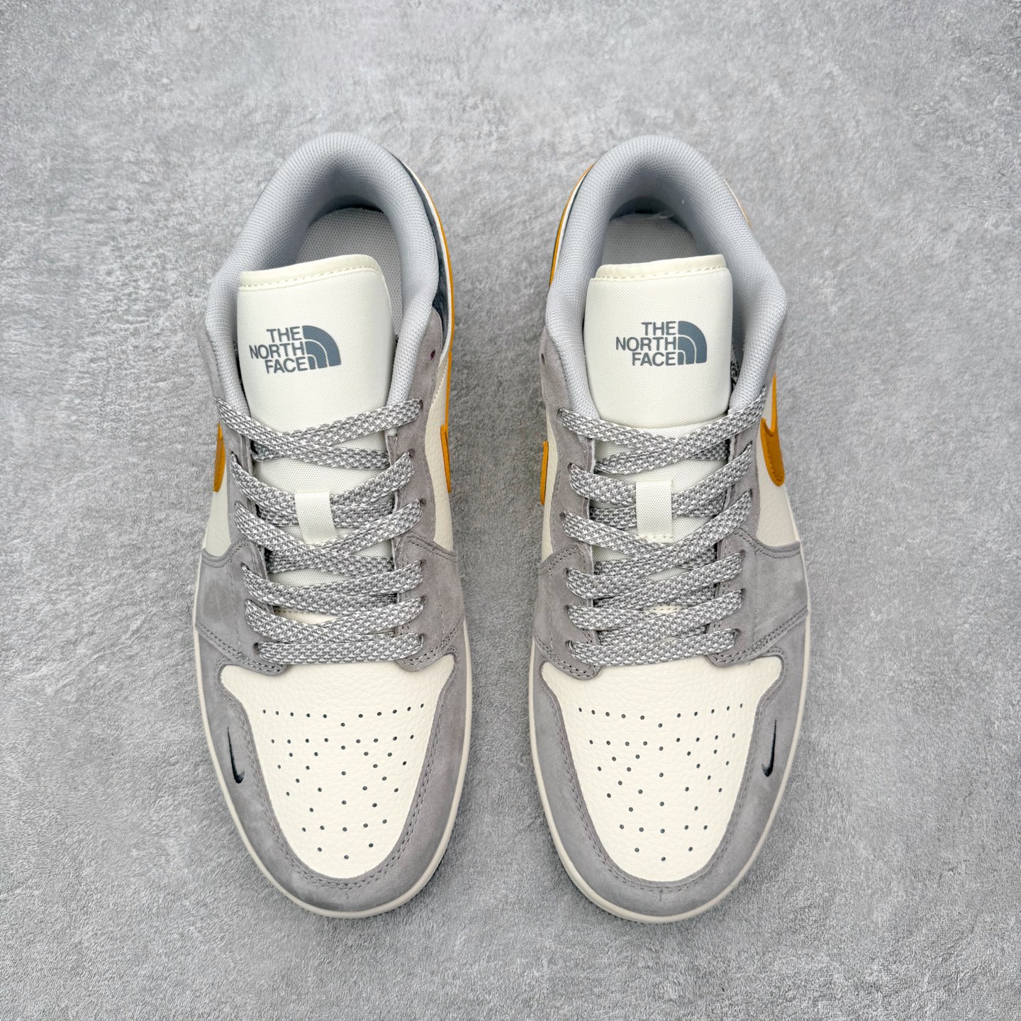 图片[2]-＃福利特价 Air Jordan AJ1 Low 低帮联名定制配色 原厂内置气垫魔块 A模大底 头层小牛皮 鞋舌AJ原厂专用牛津布+AJ专用反口珍珠布+原厂无杂质高弹内里海棉+特殊封边弹力鞋带 实拍调校N版已经零色差零失真 百分百还原实物色彩所见即所得 不存在货不对板色差等低级问题 选购参考实物拍摄 不混卖不参货 只用心做好货严格选品 承诺混一赔十 尺码：36 36.5 37.5 38 38.5 39 40 40.5 41 42 42.5 43 44 44.5 45-选品中心