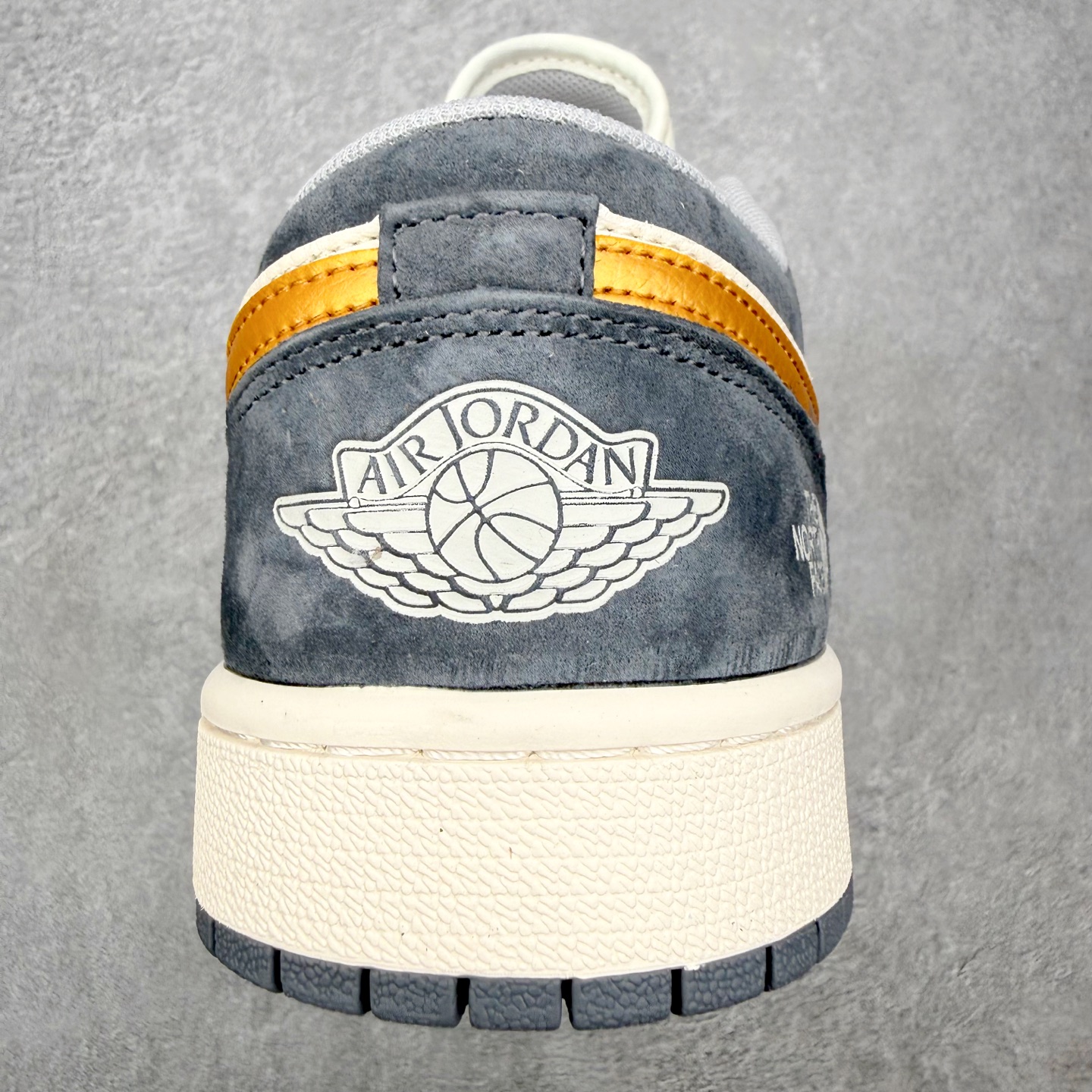 图片[8]-＃福利特价 Air Jordan AJ1 Low 低帮联名定制配色 原厂内置气垫魔块 A模大底 头层小牛皮 鞋舌AJ原厂专用牛津布+AJ专用反口珍珠布+原厂无杂质高弹内里海棉+特殊封边弹力鞋带 实拍调校N版已经零色差零失真 百分百还原实物色彩所见即所得 不存在货不对板色差等低级问题 选购参考实物拍摄 不混卖不参货 只用心做好货严格选品 承诺混一赔十 尺码：36 36.5 37.5 38 38.5 39 40 40.5 41 42 42.5 43 44 44.5 45-选品中心