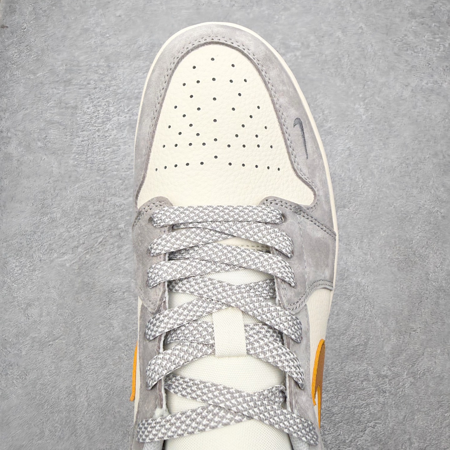 图片[4]-＃福利特价 Air Jordan AJ1 Low 低帮联名定制配色 原厂内置气垫魔块 A模大底 头层小牛皮 鞋舌AJ原厂专用牛津布+AJ专用反口珍珠布+原厂无杂质高弹内里海棉+特殊封边弹力鞋带 实拍调校N版已经零色差零失真 百分百还原实物色彩所见即所得 不存在货不对板色差等低级问题 选购参考实物拍摄 不混卖不参货 只用心做好货严格选品 承诺混一赔十 尺码：36 36.5 37.5 38 38.5 39 40 40.5 41 42 42.5 43 44 44.5 45-选品中心