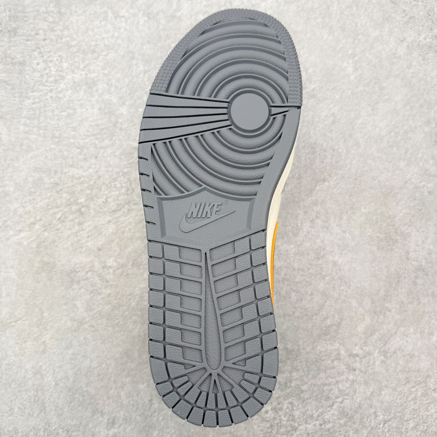 图片[9]-＃福利特价 Air Jordan AJ1 Low 低帮联名定制配色 原厂内置气垫魔块 A模大底 头层小牛皮 鞋舌AJ原厂专用牛津布+AJ专用反口珍珠布+原厂无杂质高弹内里海棉+特殊封边弹力鞋带 实拍调校N版已经零色差零失真 百分百还原实物色彩所见即所得 不存在货不对板色差等低级问题 选购参考实物拍摄 不混卖不参货 只用心做好货严格选品 承诺混一赔十 尺码：36 36.5 37.5 38 38.5 39 40 40.5 41 42 42.5 43 44 44.5 45-选品中心