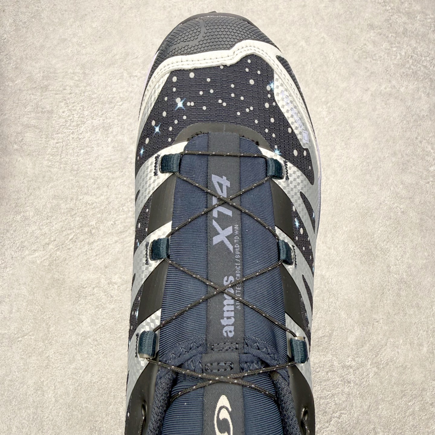 图片[4]-＃GD Salomon XT-4 OG Advanced 萨洛蒙系列低帮城市越野机能透气休闲运动鞋 马年限定黑红 鞋舌处附有迷你网眼袋收纳鞋绳以及下方的多色 Logo 标签 接着搭载奶油色 ACS 技术中底以及金色 TPU 塑料部件提升鞋款耐用性 中底与鞋面之间饰有海蓝色条状细节有效增添鞋款层次 最后应用黑色 Contragrip Chevron 外底完成鞋款设计 这次配色颇为高调 两款配色均以绚丽的渐变设计呈现 一款以粉紫渐变主打 另一款以黄绿渐变呈现 视觉效果相当吸睛 鞋面的使用玻璃纤维覆盖物加固 并通过细绳扣系带系统进行锁定 Salomon 的品牌logo 出现在脚后跟和前掌部位 中底虽然偏薄 但非常耐用 与模压塑料ACS 框架以及致密AC2 Muscle 鞋底单元结合 能够提供出色的支撑力和缓冲性 尺码：36 36.5 37.5 38 38.5 39 40 40.5 41 42 42.5 43 44 44.5 45-选品中心