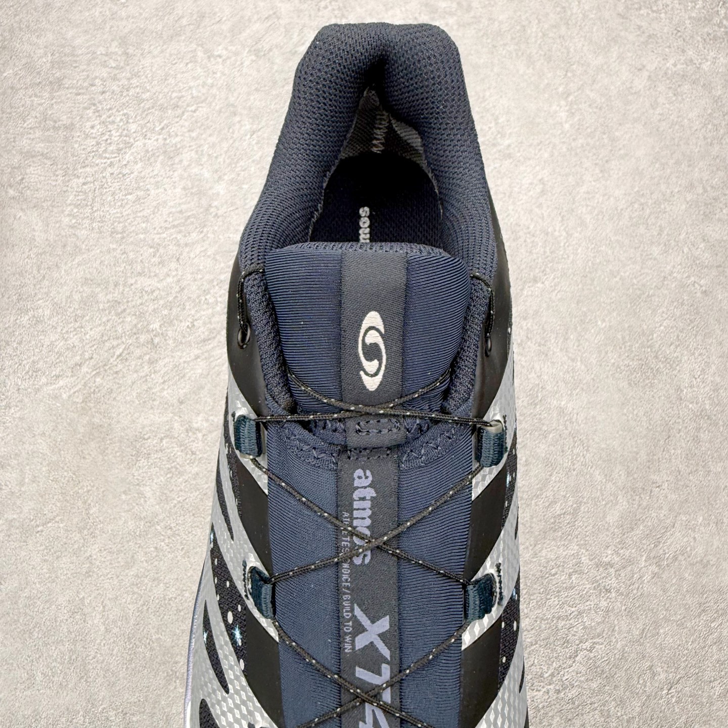 图片[5]-＃GD Salomon XT-4 OG Advanced 萨洛蒙系列低帮城市越野机能透气休闲运动鞋 马年限定黑红 鞋舌处附有迷你网眼袋收纳鞋绳以及下方的多色 Logo 标签 接着搭载奶油色 ACS 技术中底以及金色 TPU 塑料部件提升鞋款耐用性 中底与鞋面之间饰有海蓝色条状细节有效增添鞋款层次 最后应用黑色 Contragrip Chevron 外底完成鞋款设计 这次配色颇为高调 两款配色均以绚丽的渐变设计呈现 一款以粉紫渐变主打 另一款以黄绿渐变呈现 视觉效果相当吸睛 鞋面的使用玻璃纤维覆盖物加固 并通过细绳扣系带系统进行锁定 Salomon 的品牌logo 出现在脚后跟和前掌部位 中底虽然偏薄 但非常耐用 与模压塑料ACS 框架以及致密AC2 Muscle 鞋底单元结合 能够提供出色的支撑力和缓冲性 尺码：36 36.5 37.5 38 38.5 39 40 40.5 41 42 42.5 43 44 44.5 45-选品中心