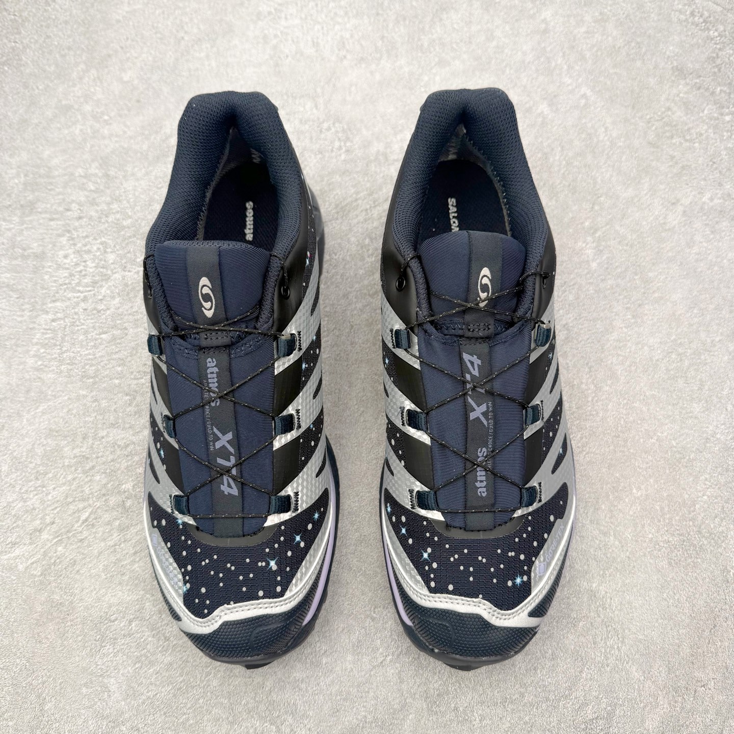 图片[2]-＃GD Salomon XT-4 OG Advanced 萨洛蒙系列低帮城市越野机能透气休闲运动鞋 马年限定黑红 鞋舌处附有迷你网眼袋收纳鞋绳以及下方的多色 Logo 标签 接着搭载奶油色 ACS 技术中底以及金色 TPU 塑料部件提升鞋款耐用性 中底与鞋面之间饰有海蓝色条状细节有效增添鞋款层次 最后应用黑色 Contragrip Chevron 外底完成鞋款设计 这次配色颇为高调 两款配色均以绚丽的渐变设计呈现 一款以粉紫渐变主打 另一款以黄绿渐变呈现 视觉效果相当吸睛 鞋面的使用玻璃纤维覆盖物加固 并通过细绳扣系带系统进行锁定 Salomon 的品牌logo 出现在脚后跟和前掌部位 中底虽然偏薄 但非常耐用 与模压塑料ACS 框架以及致密AC2 Muscle 鞋底单元结合 能够提供出色的支撑力和缓冲性 尺码：36 36.5 37.5 38 38.5 39 40 40.5 41 42 42.5 43 44 44.5 45-选品中心