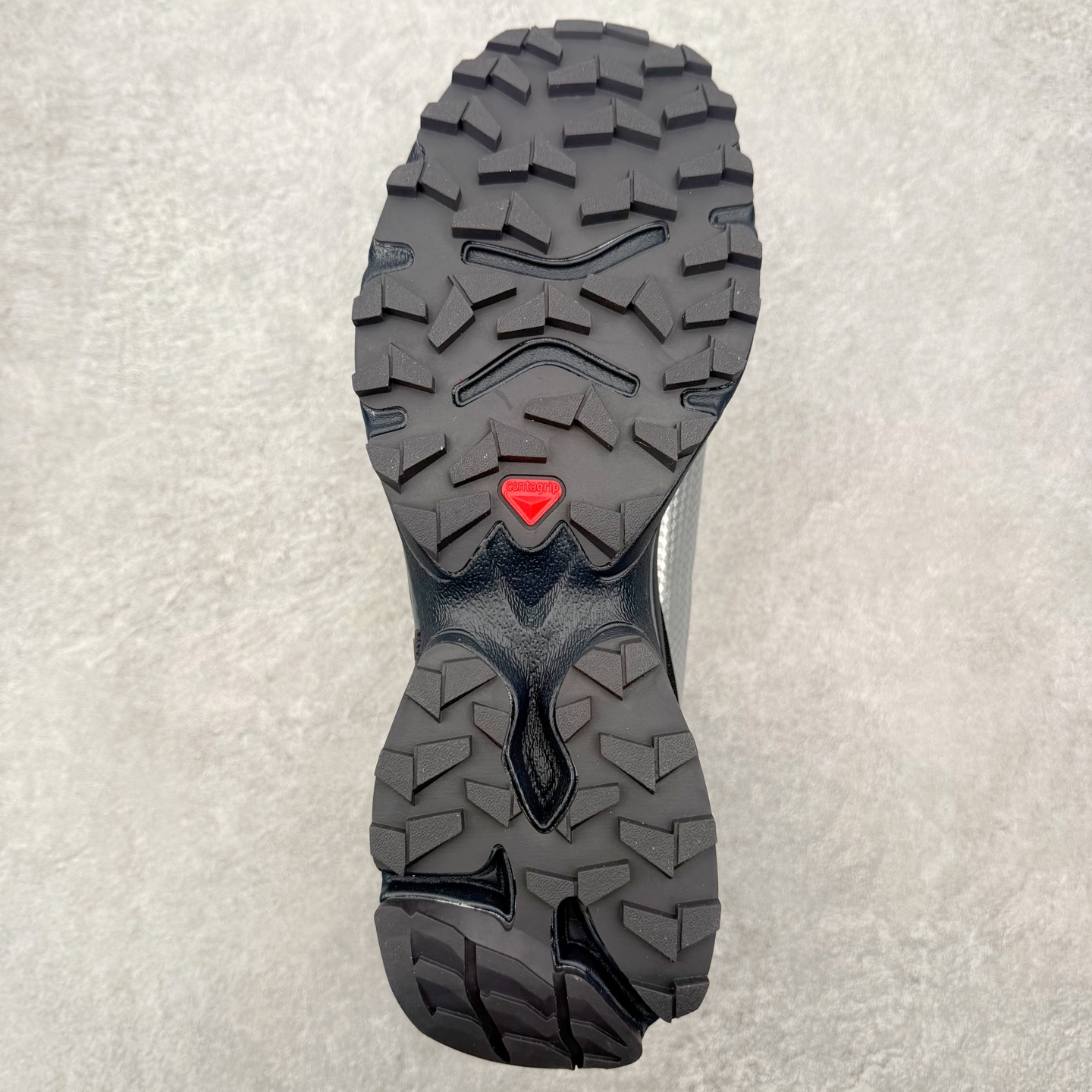图片[9]-＃GD Salomon XT-4 OG Advanced 萨洛蒙系列低帮城市越野机能透气休闲运动鞋 马年限定黑红 鞋舌处附有迷你网眼袋收纳鞋绳以及下方的多色 Logo 标签 接着搭载奶油色 ACS 技术中底以及金色 TPU 塑料部件提升鞋款耐用性 中底与鞋面之间饰有海蓝色条状细节有效增添鞋款层次 最后应用黑色 Contragrip Chevron 外底完成鞋款设计 这次配色颇为高调 两款配色均以绚丽的渐变设计呈现 一款以粉紫渐变主打 另一款以黄绿渐变呈现 视觉效果相当吸睛 鞋面的使用玻璃纤维覆盖物加固 并通过细绳扣系带系统进行锁定 Salomon 的品牌logo 出现在脚后跟和前掌部位 中底虽然偏薄 但非常耐用 与模压塑料ACS 框架以及致密AC2 Muscle 鞋底单元结合 能够提供出色的支撑力和缓冲性 尺码：36 36.5 37.5 38 38.5 39 40 40.5 41 42 42.5 43 44 44.5 45-选品中心