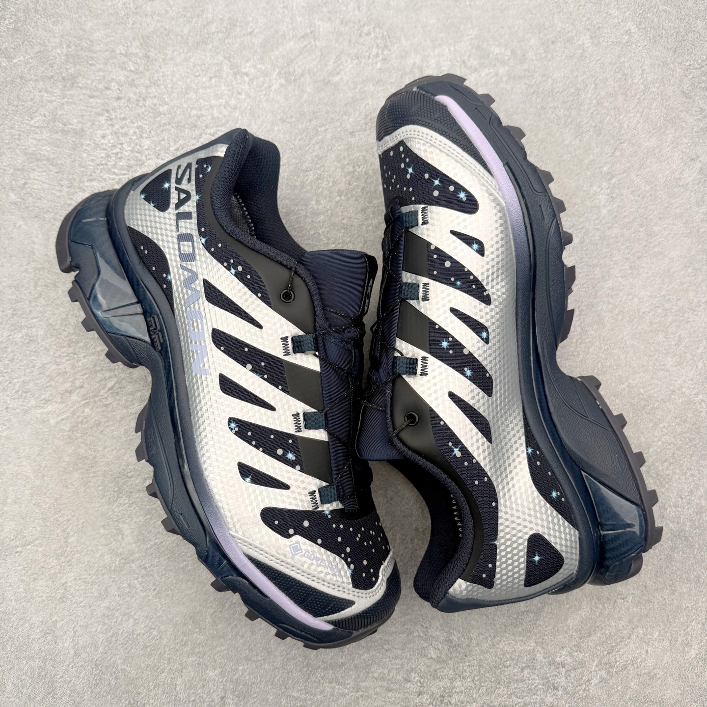 图片[3]-＃GD Salomon XT-4 OG Advanced 萨洛蒙系列低帮城市越野机能透气休闲运动鞋 马年限定黑红 鞋舌处附有迷你网眼袋收纳鞋绳以及下方的多色 Logo 标签 接着搭载奶油色 ACS 技术中底以及金色 TPU 塑料部件提升鞋款耐用性 中底与鞋面之间饰有海蓝色条状细节有效增添鞋款层次 最后应用黑色 Contragrip Chevron 外底完成鞋款设计 这次配色颇为高调 两款配色均以绚丽的渐变设计呈现 一款以粉紫渐变主打 另一款以黄绿渐变呈现 视觉效果相当吸睛 鞋面的使用玻璃纤维覆盖物加固 并通过细绳扣系带系统进行锁定 Salomon 的品牌logo 出现在脚后跟和前掌部位 中底虽然偏薄 但非常耐用 与模压塑料ACS 框架以及致密AC2 Muscle 鞋底单元结合 能够提供出色的支撑力和缓冲性 尺码：36 36.5 37.5 38 38.5 39 40 40.5 41 42 42.5 43 44 44.5 45-选品中心